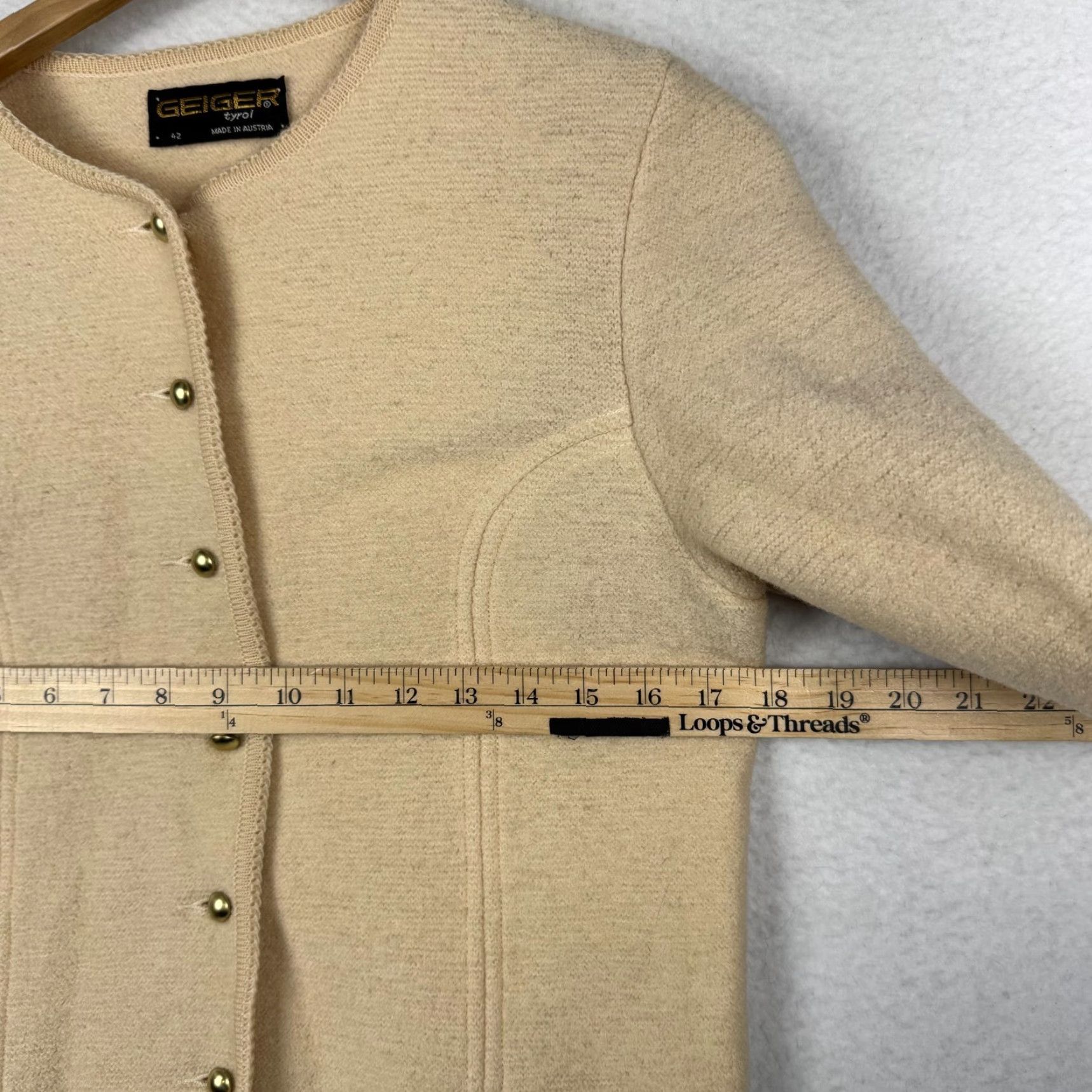 Vintage VINTAGE Geiger Tyrol Coat Blazer Wool 100% Beige Gold Button Austria 1980s Size M / US 6-8 / IT 42-44 - 5 Thumbnail