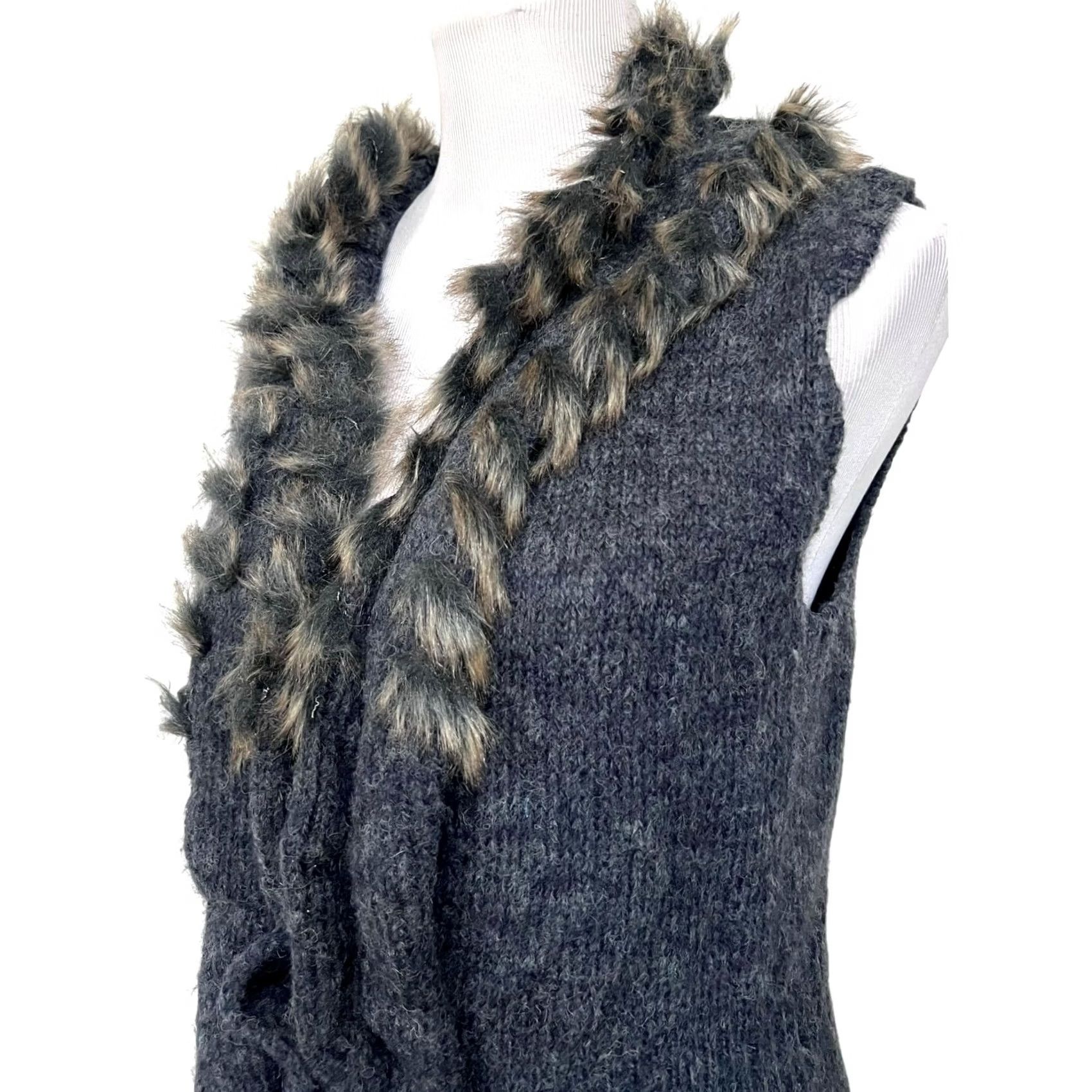 Vintage Sioni Women’s Sweater Vest Wool Blend Ruffle Faux Fur Trim Gray Size Small Vest Women Wool Blend Fur Trim Casual Party/Cocktail Sl Centered on Gray Size S / US 4 / IT 40 - 5 Thumbnail
