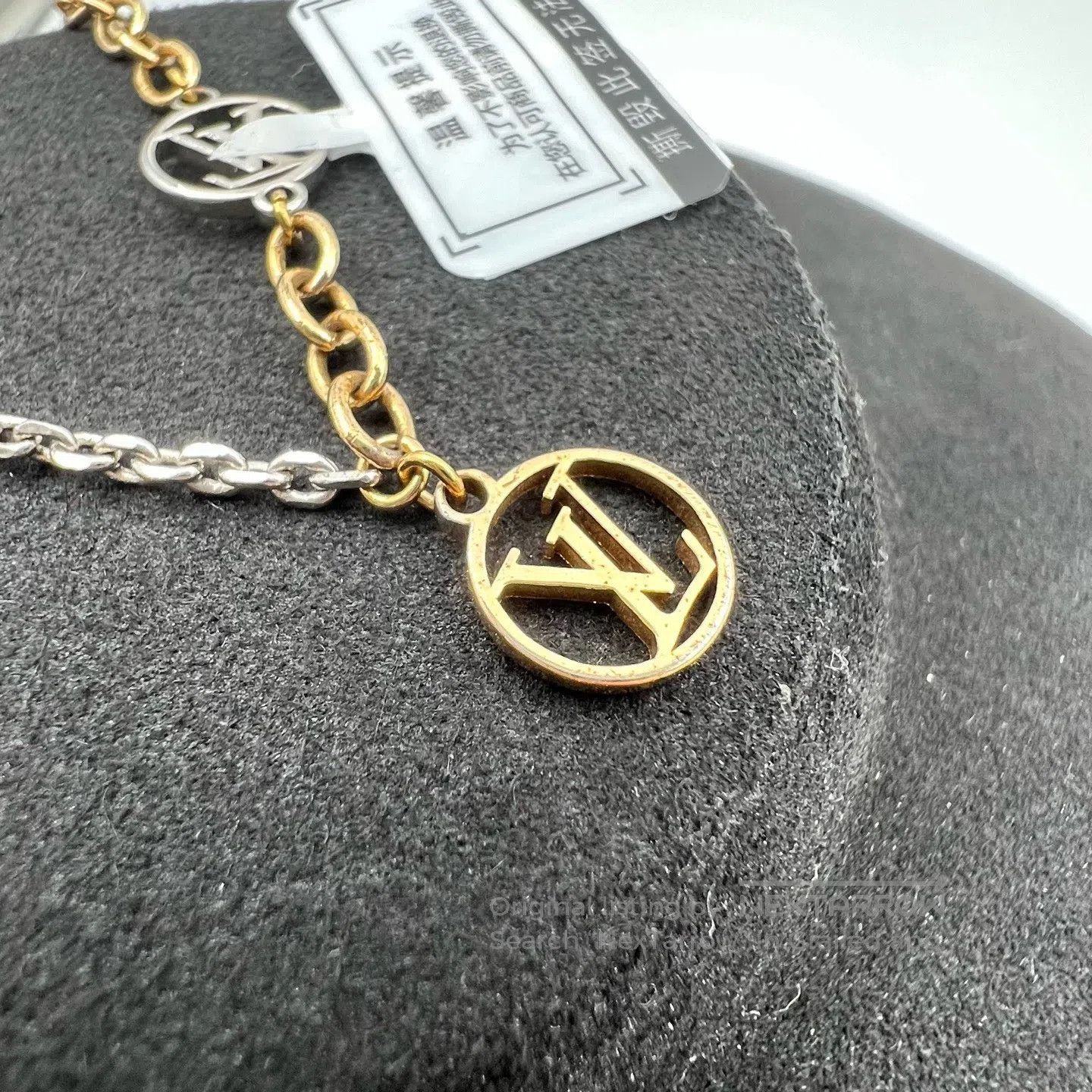 Louis Vuitton Louis Vuitton hand chain Size ONE SIZE - 4 Thumbnail