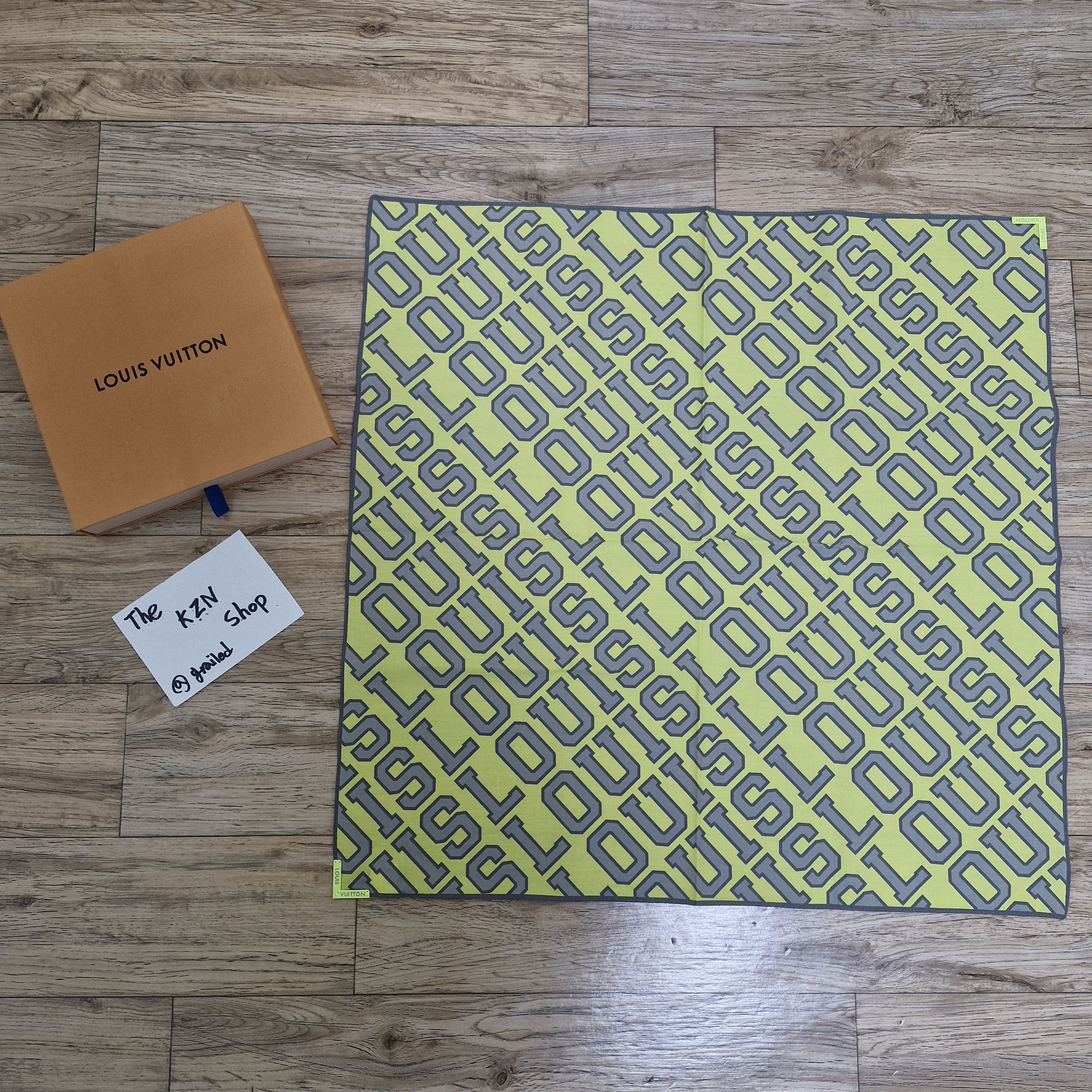 Louis Vuitton LOUIS VUITTON neon yellow fluo scarf Size ONE SIZE - 1 Thumbnail