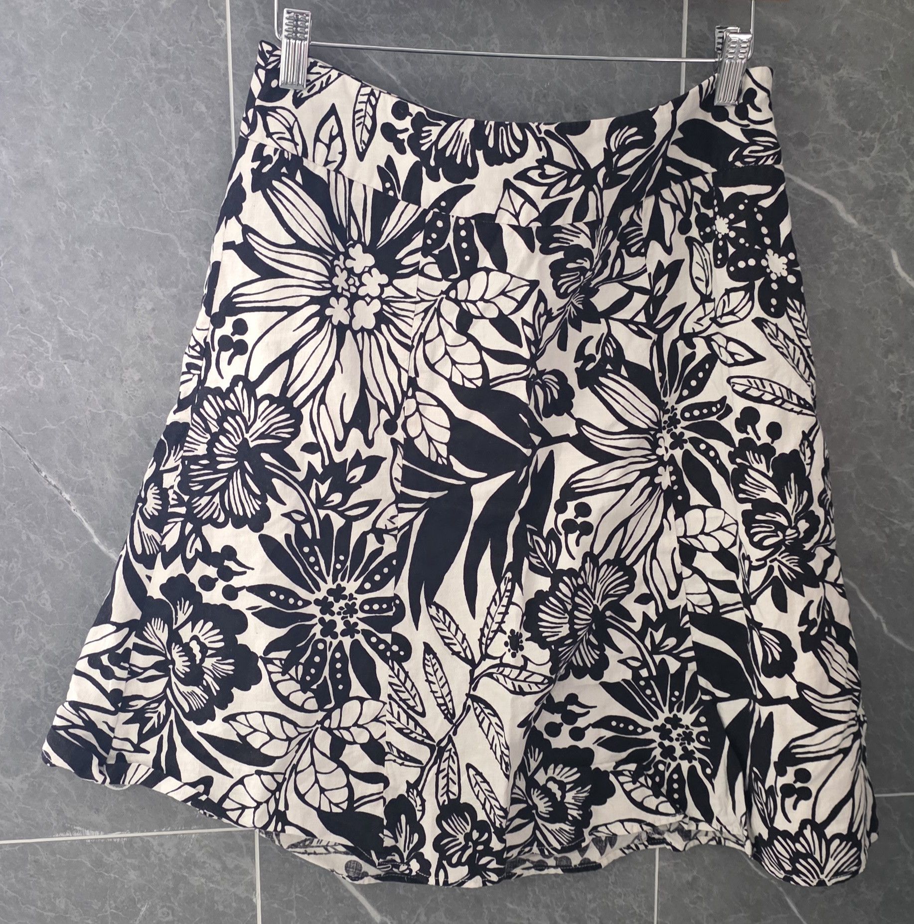 Gap Gap Black & White Floral Skirt Size 2 Size 26" / US 2 / IT 38 - 1 Thumbnail