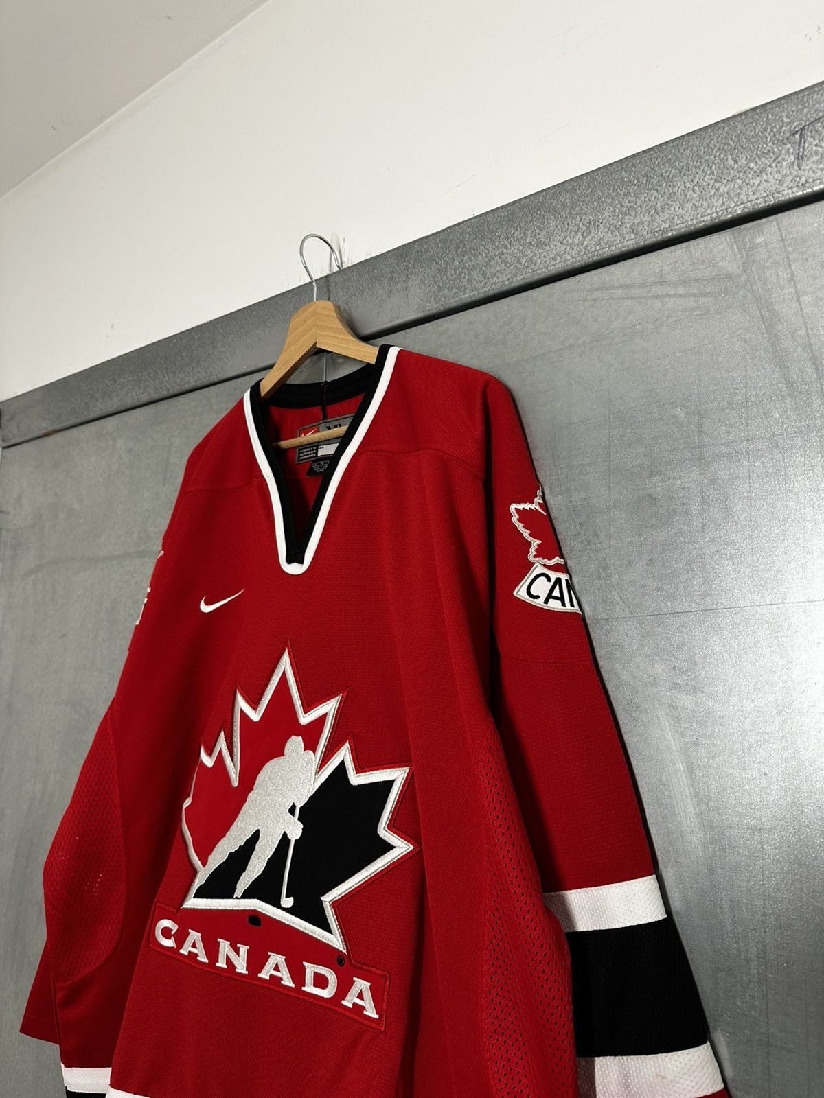 Nike Vintage Nike Canada Ice Hockey National Team NFL Jersey Size US XL / EU 56 / 4 - 4 Thumbnail