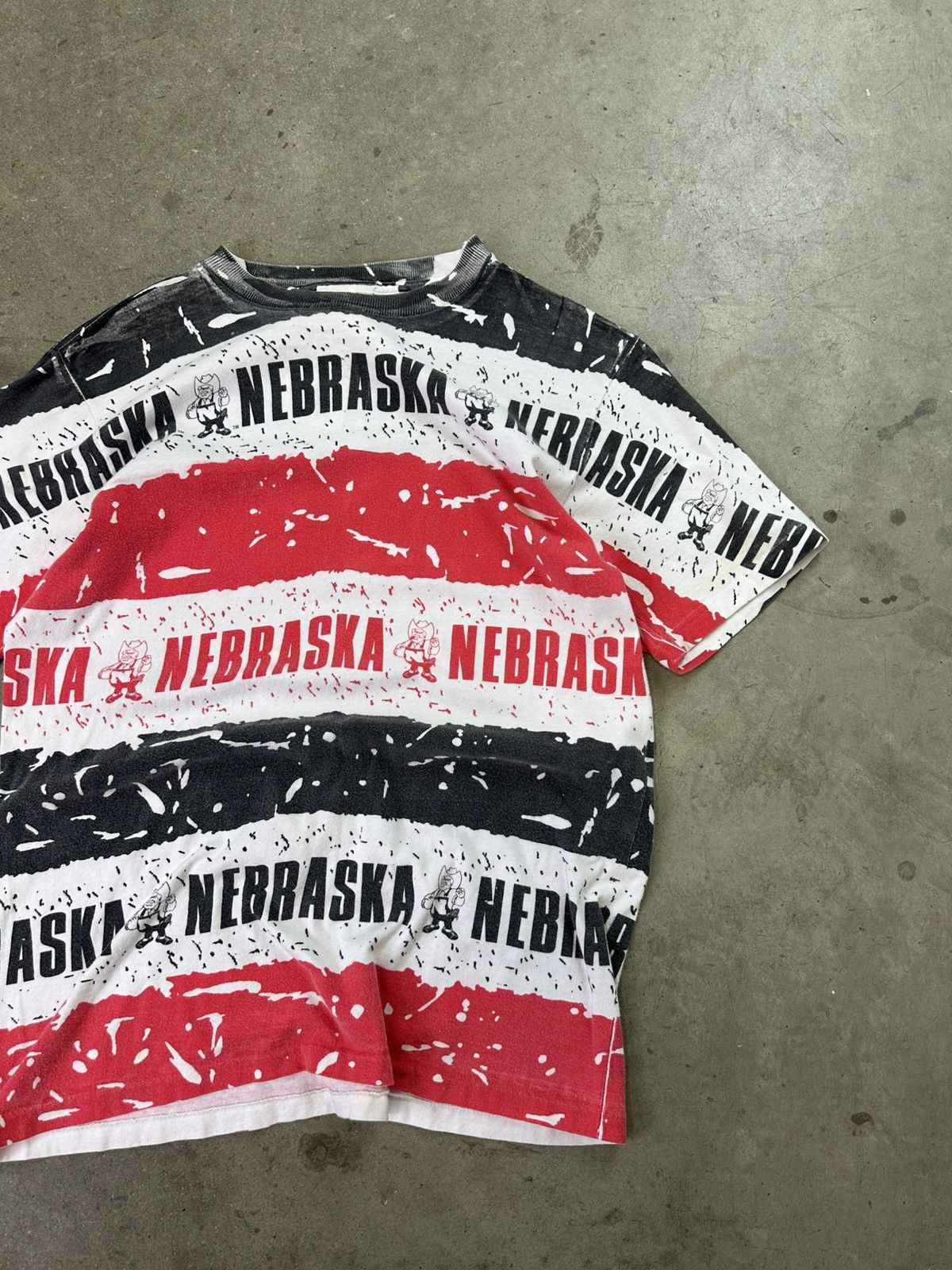 Vintage 90s Vintage Nebraska Cornhuskers All Over Print Tee Medium Size US M / EU 48-50 / 2 - 3 Thumbnail