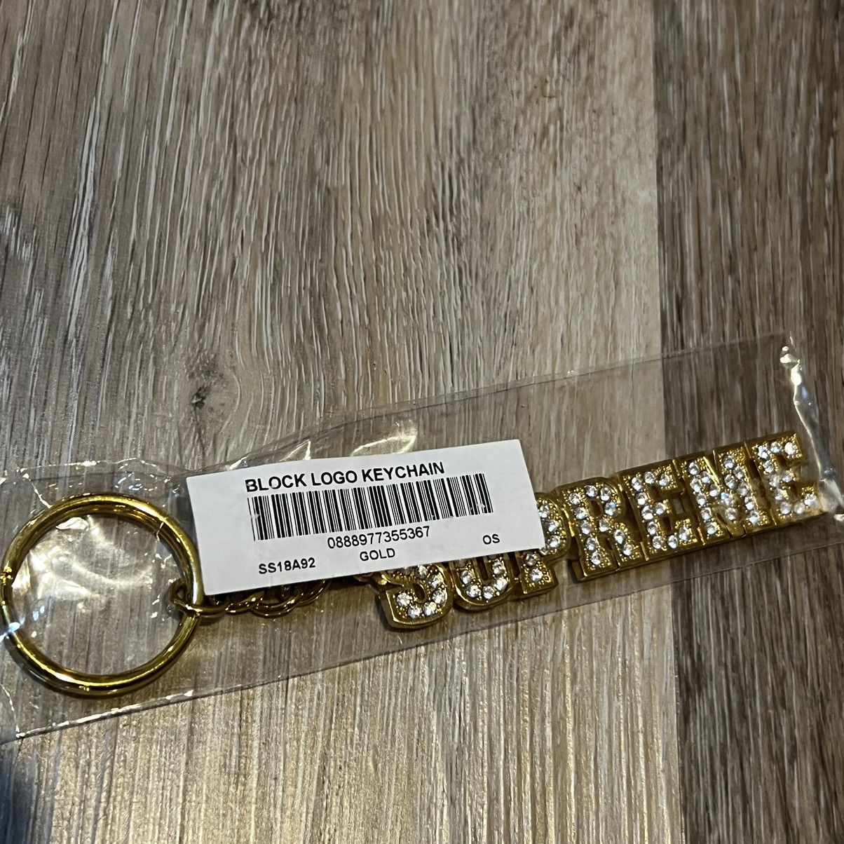 Supreme Supreme Block Logo Keychain Gold Size ONE SIZE - 18 Thumbnail