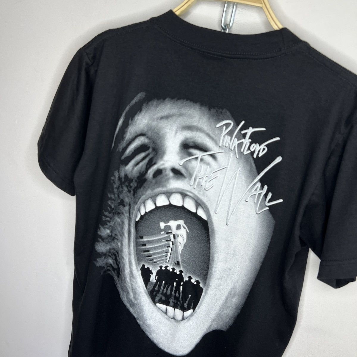 Band Tees 90s Faded Black Pink Floyd The Wall Graphic Shirlt Size US M / EU 48-50 / 2 - 8 Thumbnail