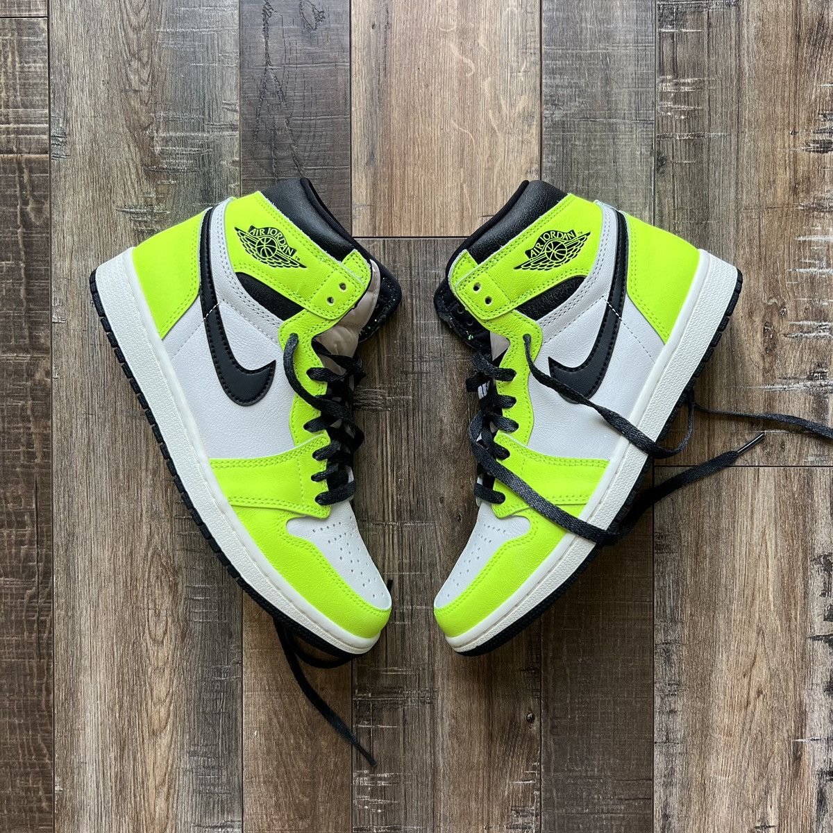 Nike Air Jordan 1 Retro High OG Volt/Black Size US 7.5 / EU 40-41 - 4 Thumbnail