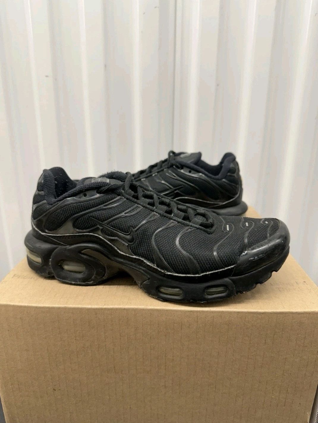 Nike Nike Air Max Plus GS Triple Black CD0609001 Size 5.5Y Size US 5.5 / EU 38 - 1 Thumbnail