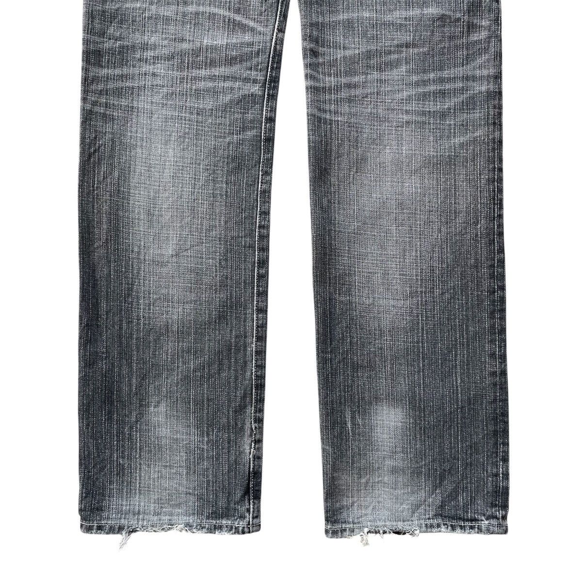 Uniqlo Vintage Uniqlo - Buckle Back Distressed Jeans Size US 30 / EU 46 - 14 Thumbnail