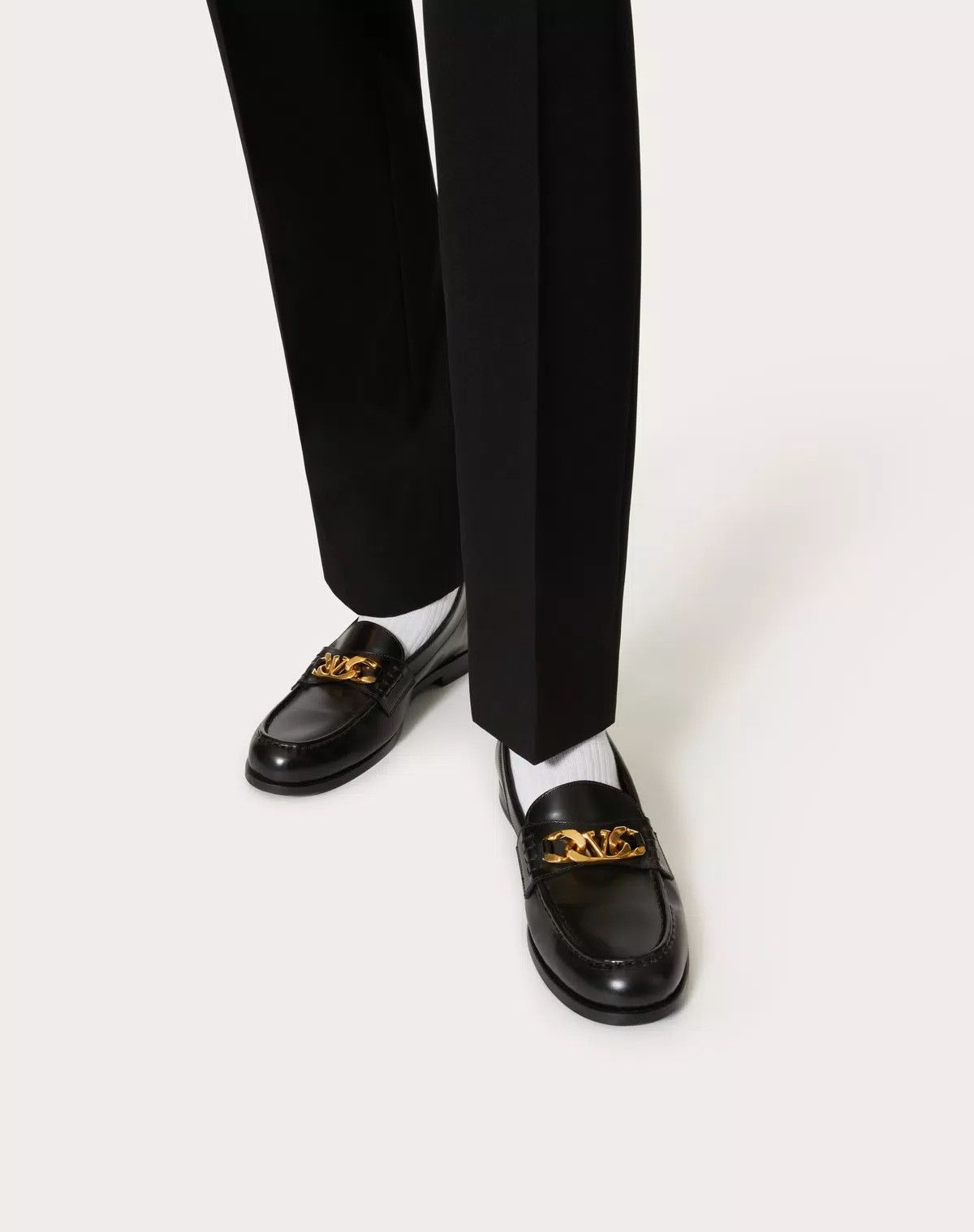 Valentino oc11z0625 Vlogo Chain Calfskin Loafer in Black Size US 7 / EU 40 - 6 Thumbnail