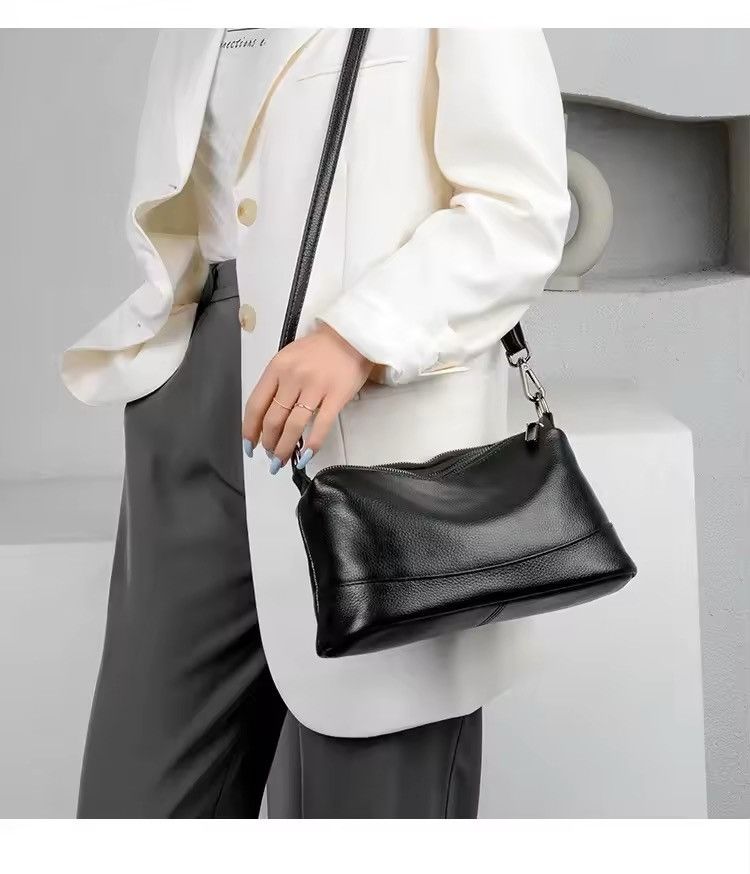 Japanese Brand × Leather Cowhide Ladies Messenger Bag Size ONE SIZE - 1 Thumbnail