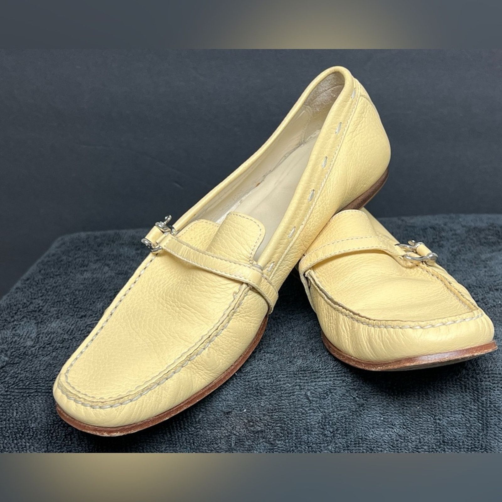 Burberry Burberry Yellow Pebbled Leather Loafers Horsebit EU 39 8.5 Size US 8.5 / IT 38.5 - 6 Thumbnail