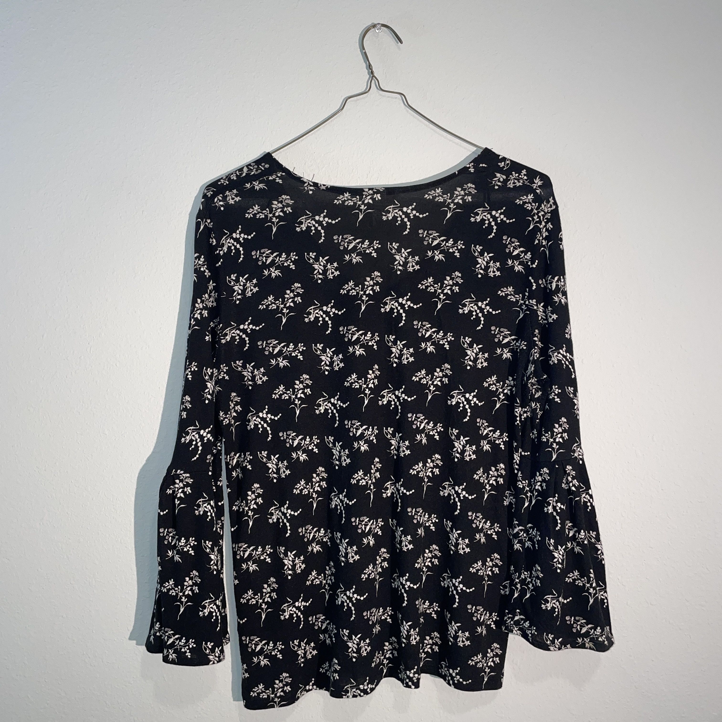 H&M H&M Women's V Neck Bell Sleeve Floral Print Blouse Sz M Size M / US 6-8 / IT 42-44 - 5 Thumbnail