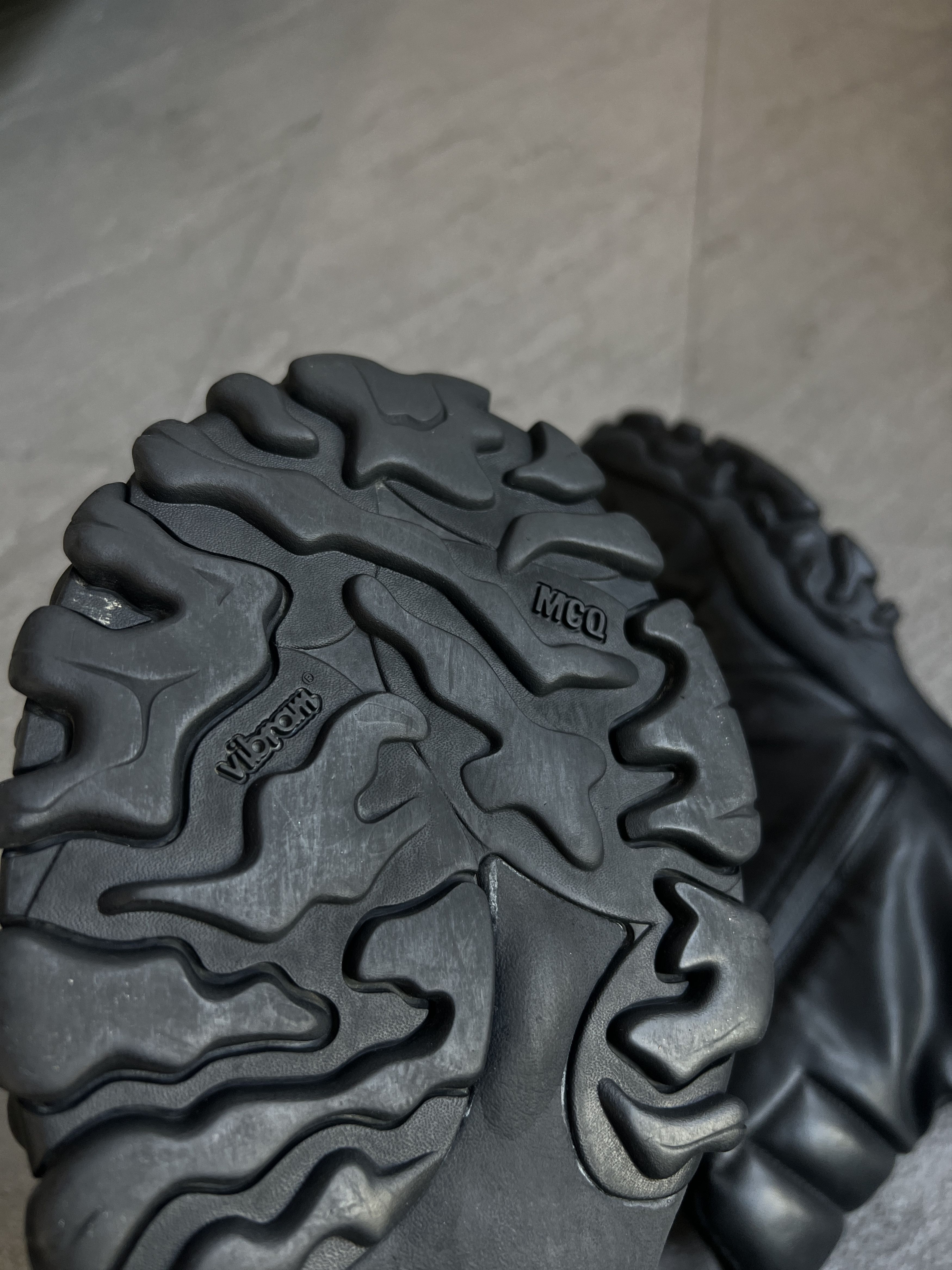 McQ Alexander McQueen McQ Alexander McQueen Chunky Vibram Crimp Chelsea Boots Size US 11 / EU 44 - 13 Thumbnail