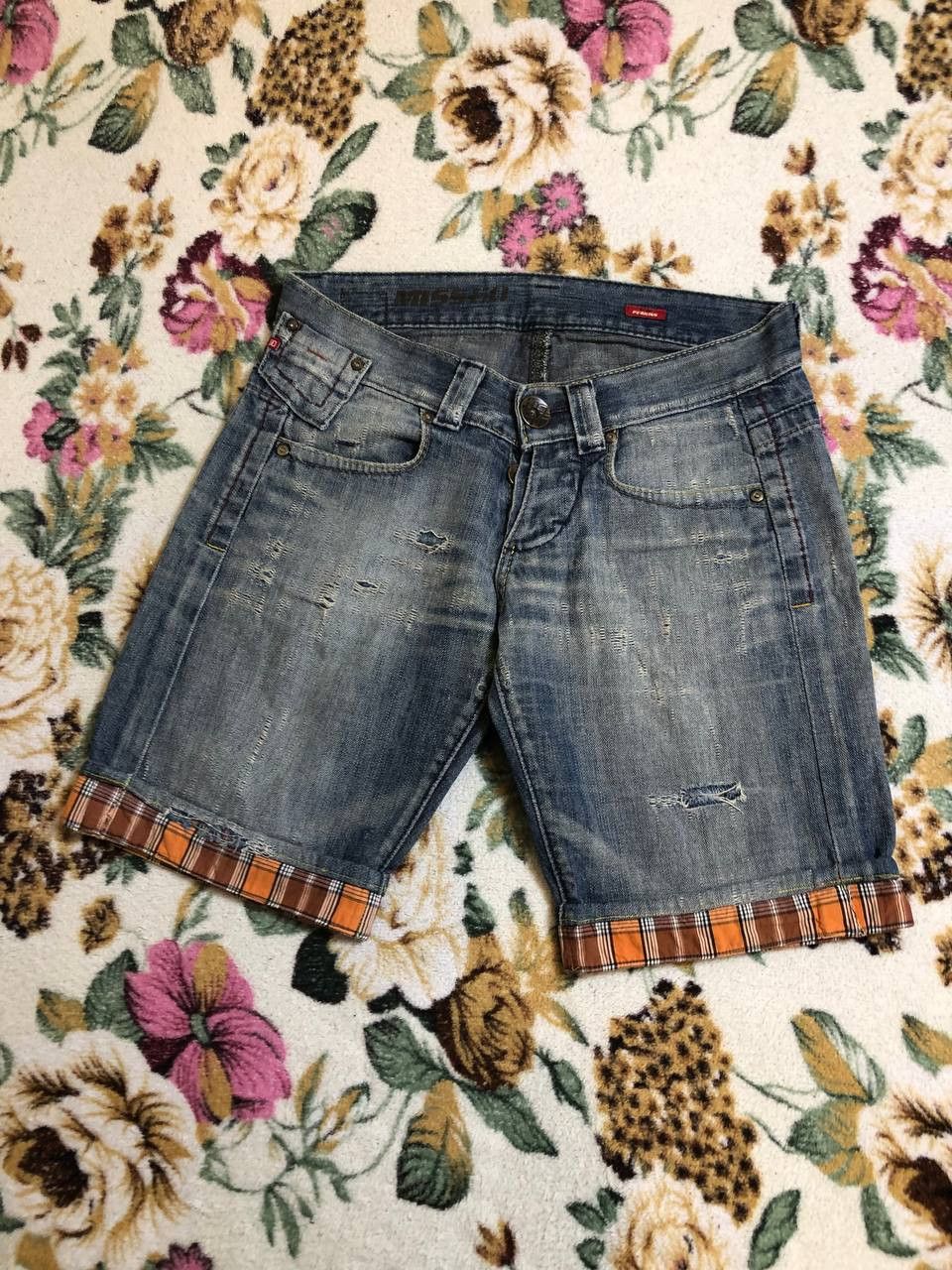 Miss Sixty Miss Sixty Collection Italy Style Perkins shorts distressed Size 28" / US 6 / IT 42 - 1 Thumbnail