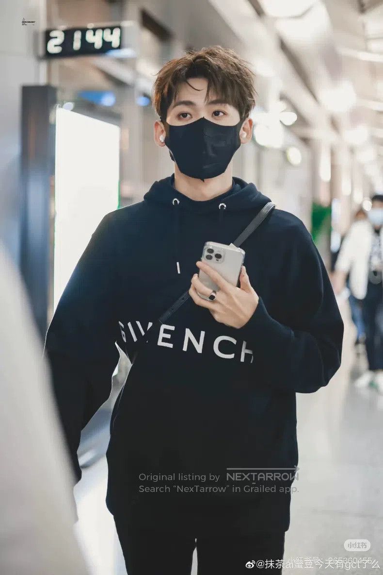 Givenchy Givenchy 3D Embroidered Hooded Sweatshirt Size US S / EU 44-46 / 1 - 6 Thumbnail