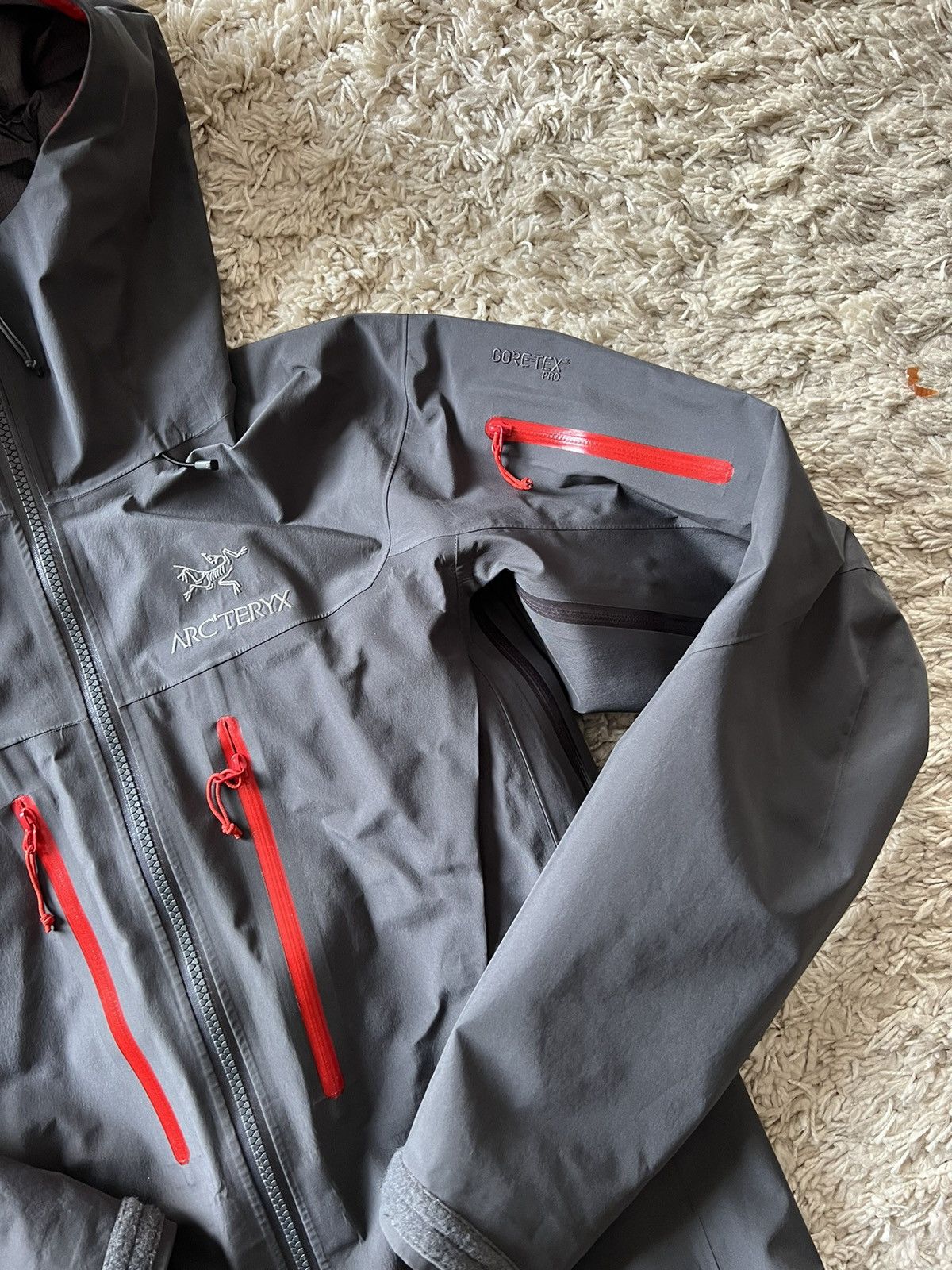 Image of Arcteryx Alpha Sv 2019 in Grey, Men's (Size XS)