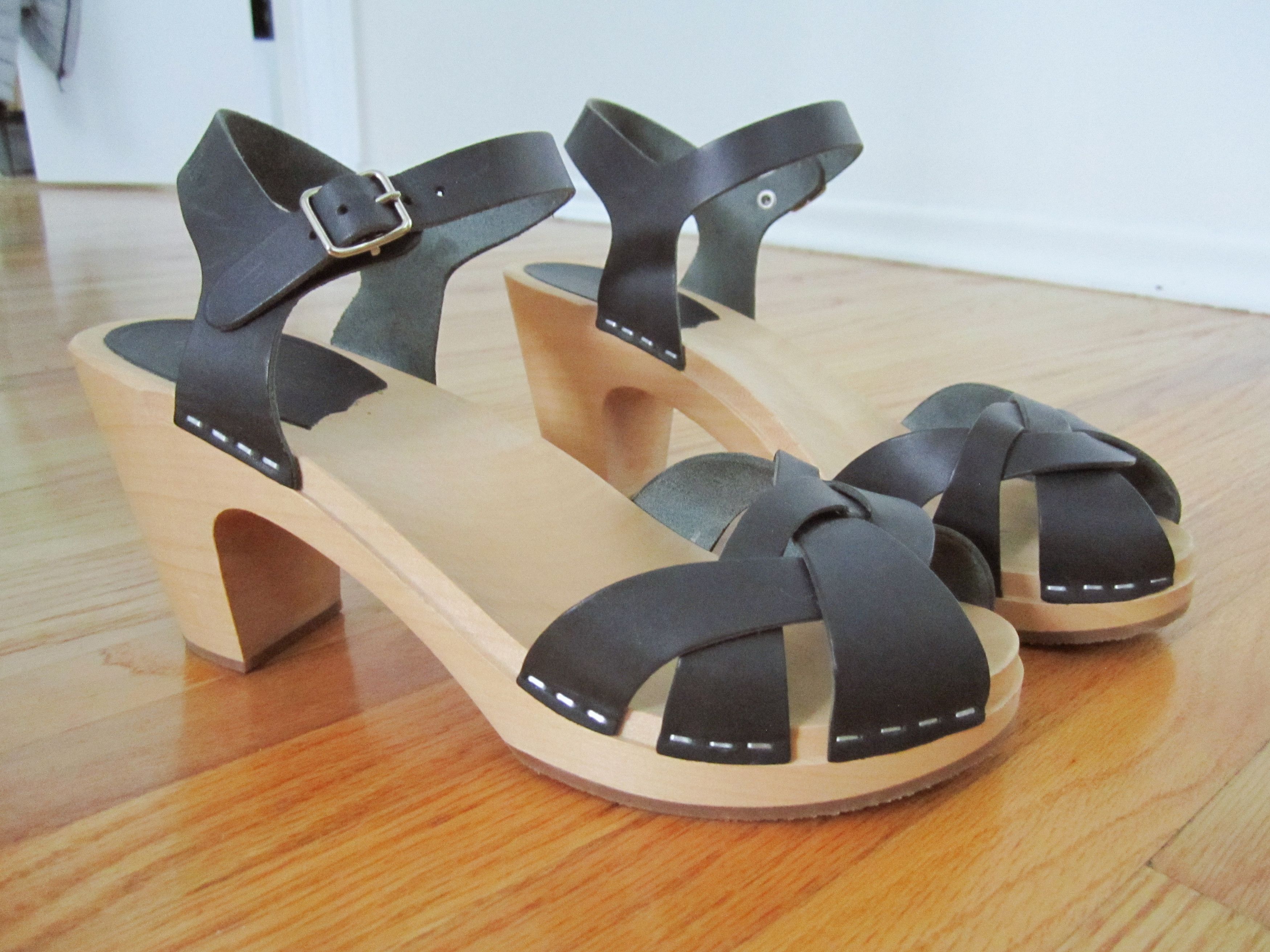 Swedish Hasbeens Swedish Hasbeens Peep-Toe Clogs – Navy Leather (Size 9) Size US 9 / IT 39 - 3 Thumbnail