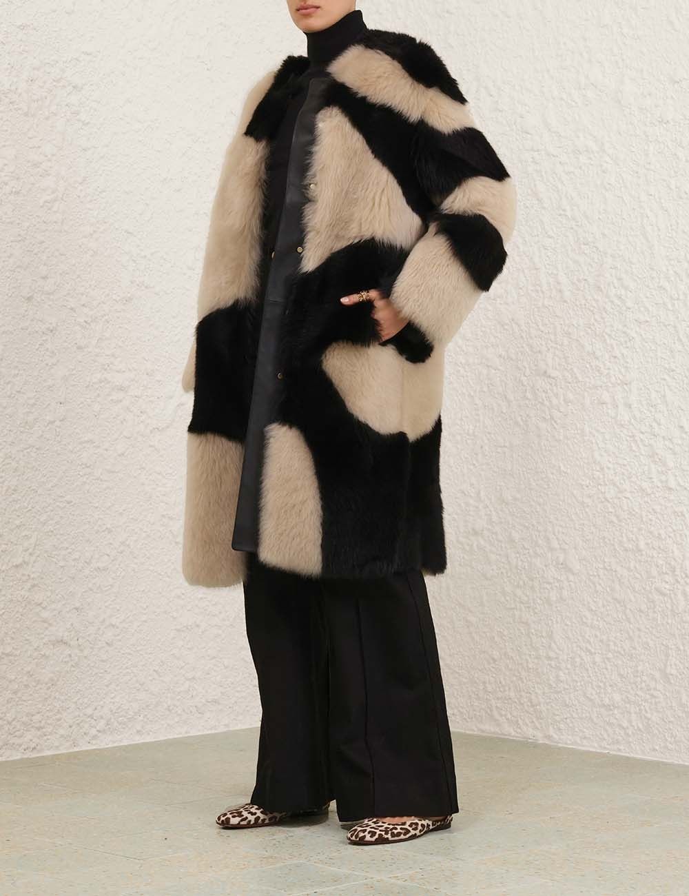 oc11z0725 Illustration Swirl Coat in Beige/Black