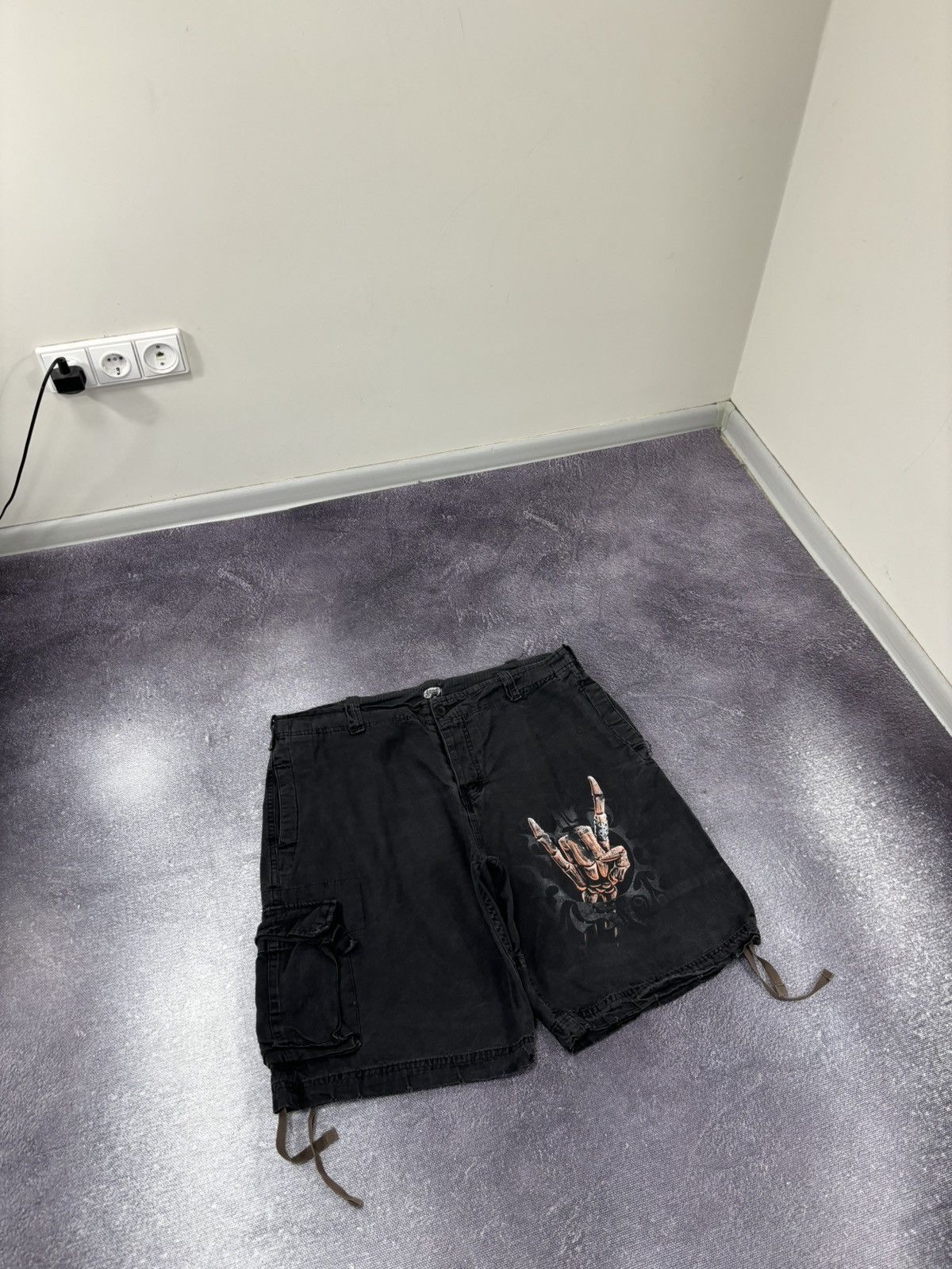Other Vintage Spiral Death Skull Rock Hype Black Cargo Shorts Size US 38 / EU 54 - 3 Thumbnail