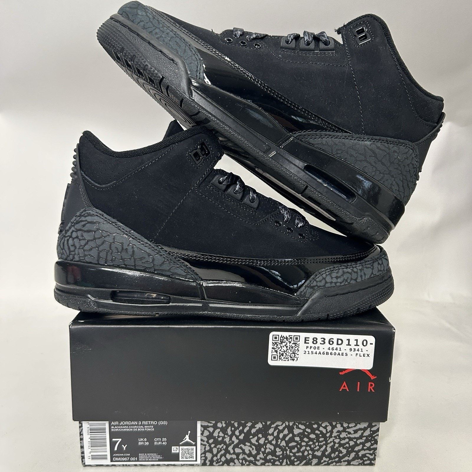Jordan Brand Nike Air Jordan 3 Retro (GS) "Black Cat" Size US 8.5 / IT 38.5 - 1 Thumbnail