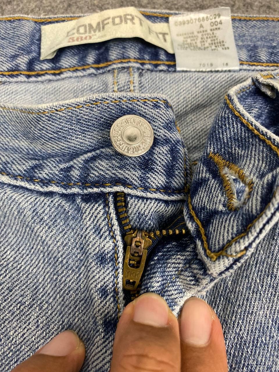 Levi's vintage levis 560 comfort fit distressed denim Size US 36 / EU 52 - 12 Thumbnail