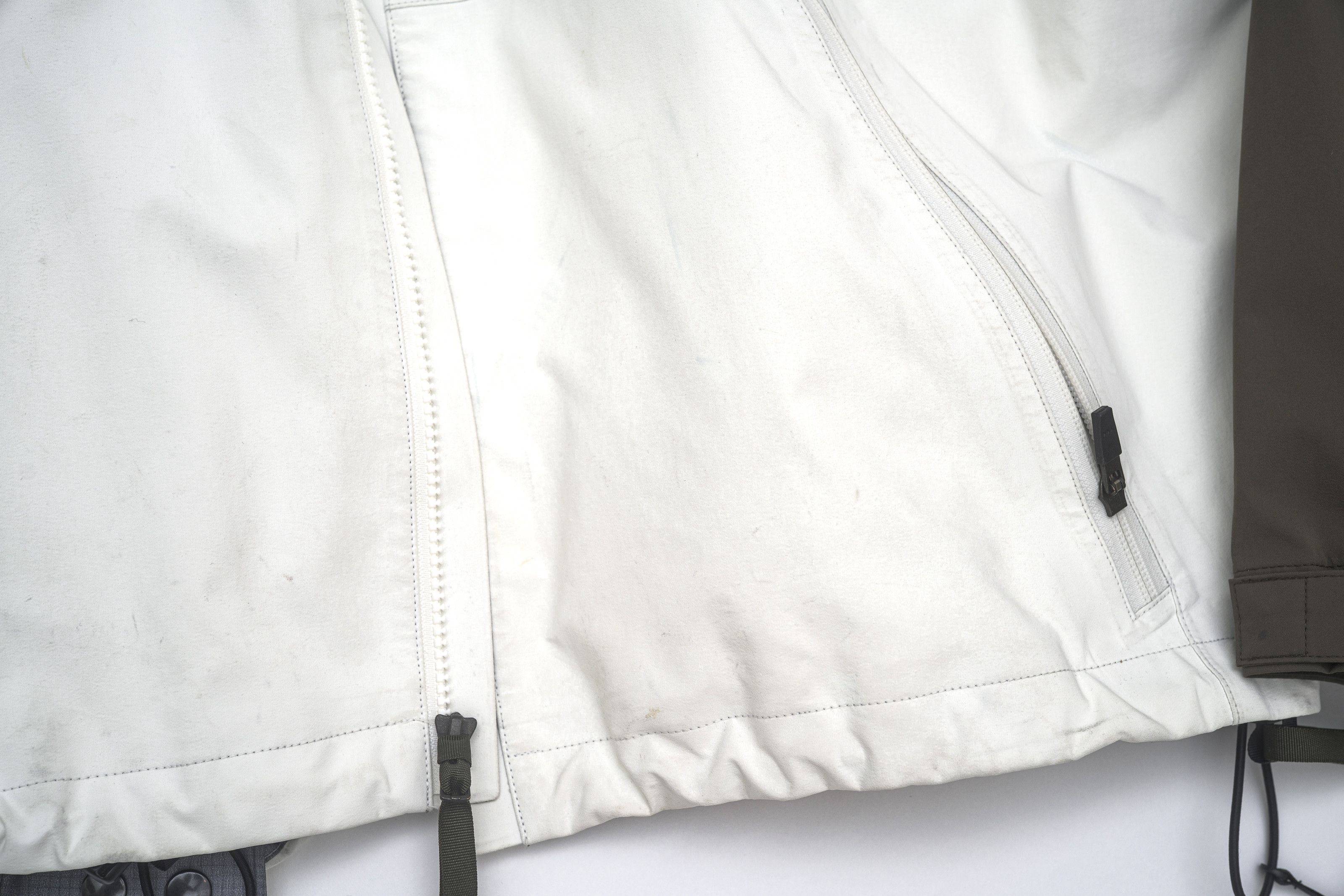 Acronym Acronym J101-GT GORE-TEX Jacket White/RAF Green M Size US S / EU 44-46 / 1 - 6 Thumbnail