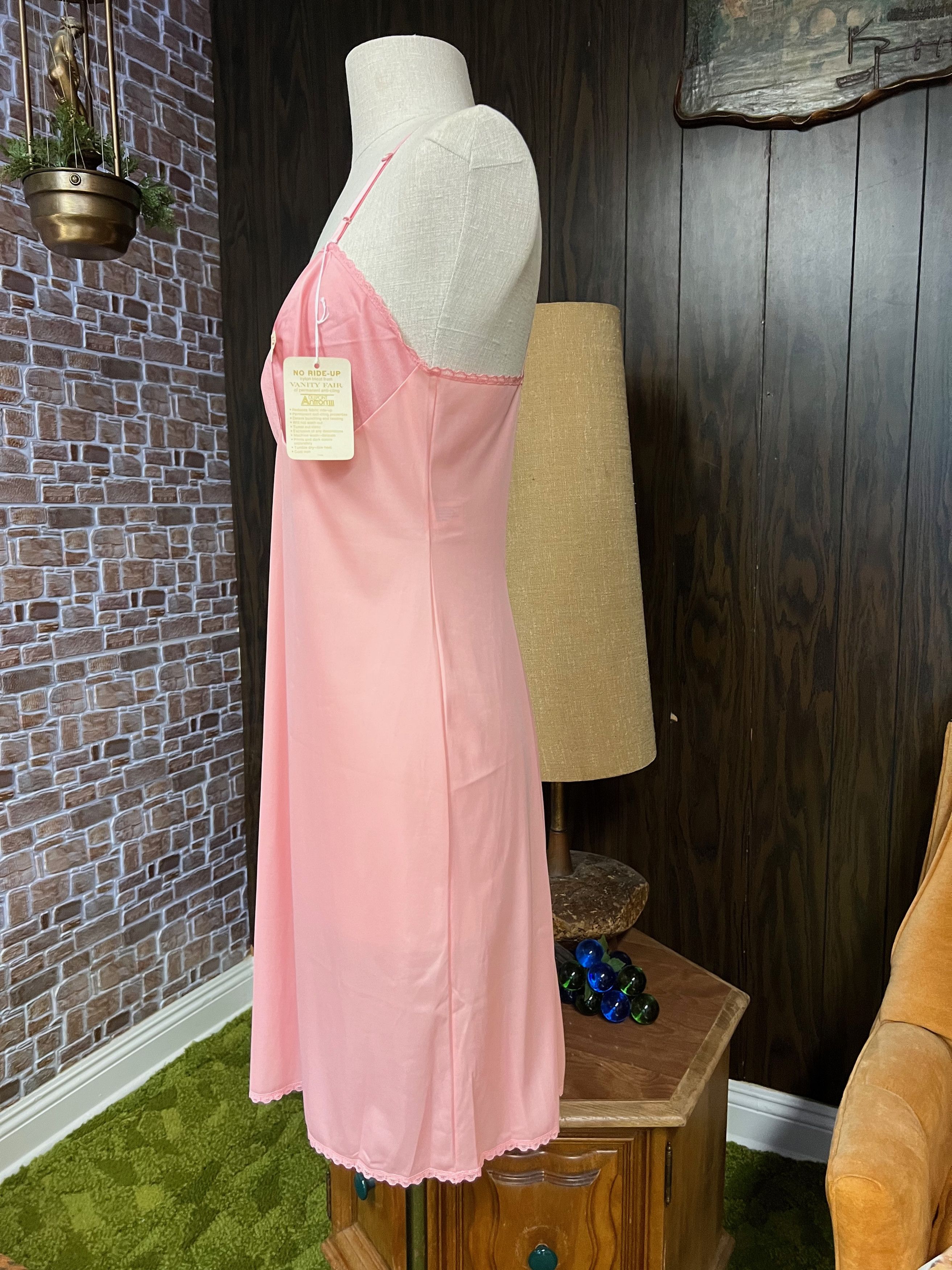 Vintage NWT Vintage 70s Vanity Fair Nylon Slip Pink Size 34 Small Size S / US 4 / IT 40 - 3 Thumbnail