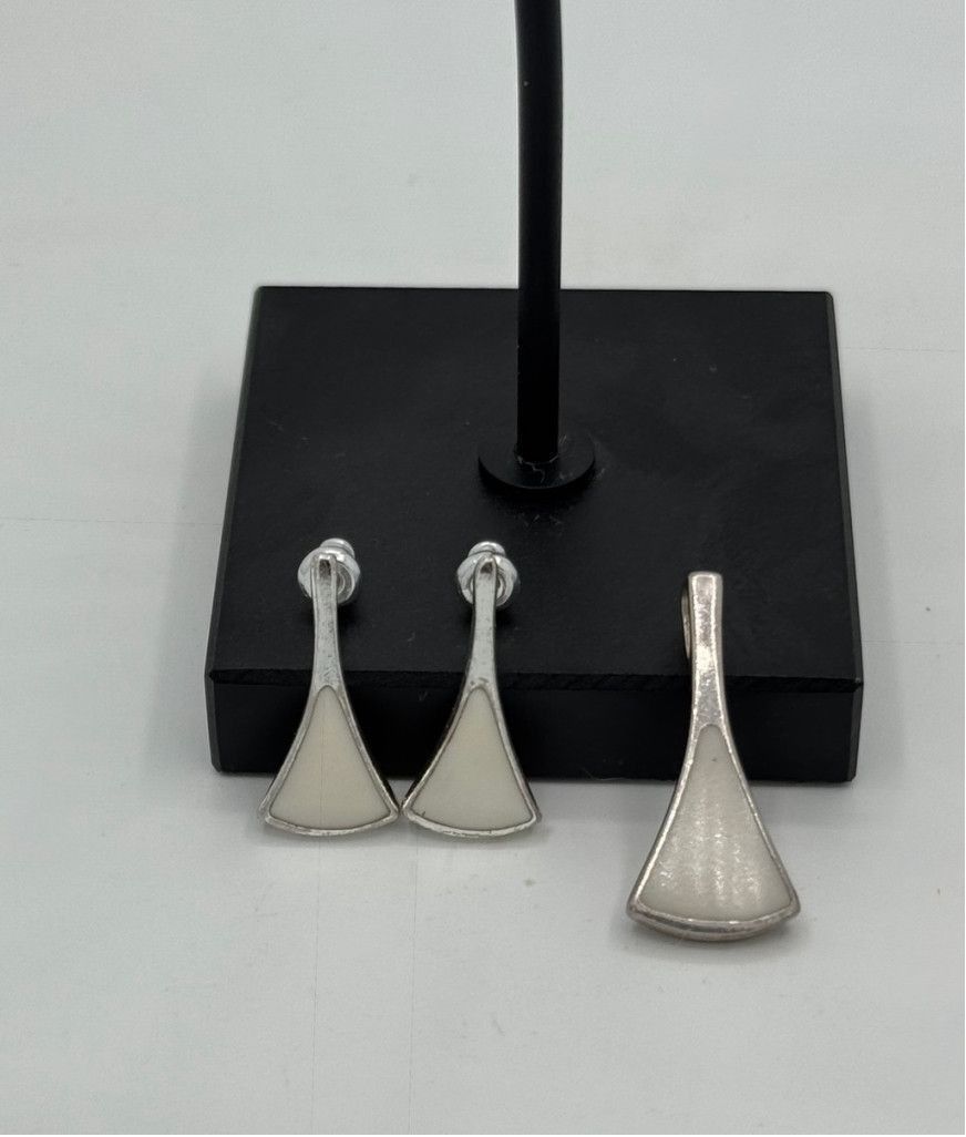 The Unbranded Brand Mother of Pearl Sterling Silver Jewelry Set Size ONE SIZE - 1 Thumbnail