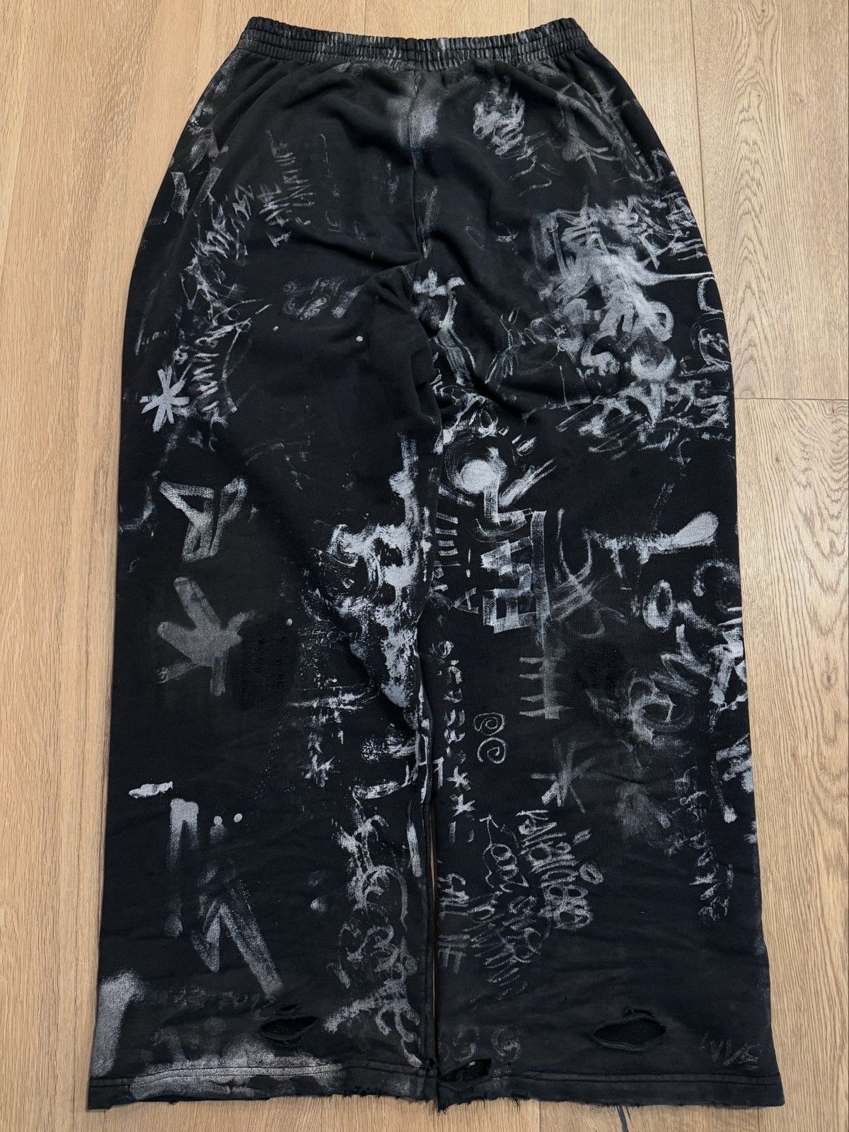 Balenciaga Balenciaga Black Skater Graffiti Sweatpants Size US 32 / EU 48 - 10 Thumbnail