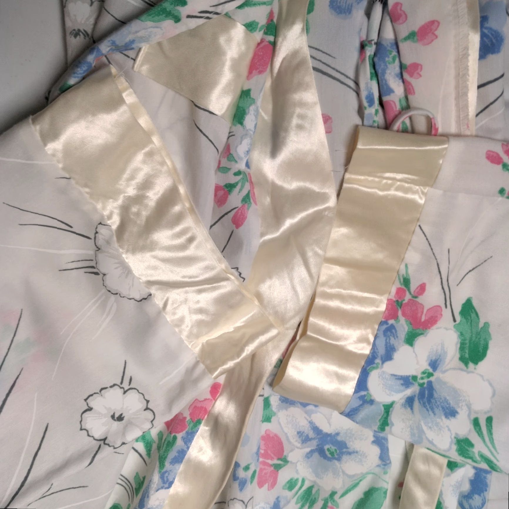 Vintage VINTAGE Appel Robe White Pastel Floral Satin Trim Belted Grannycore Cottage Open Neck Long Sleeve Cotton Blend Retro Size ONE SIZE - 6 Thumbnail