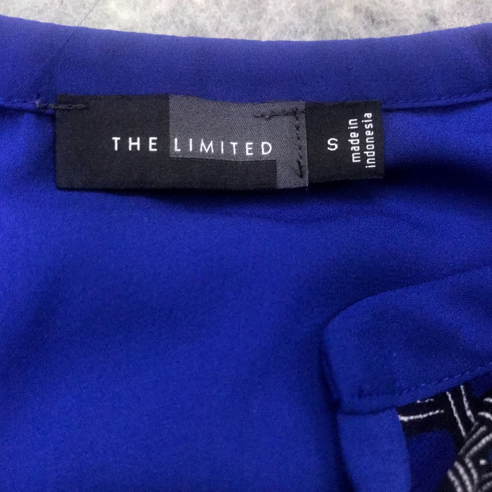 Vintage The Limited Shirt Small Blue V-Neck Long Sleeve Lightweight Geometric Blouse Womens Size S Size S / US 4 / IT 40 - 3 Thumbnail