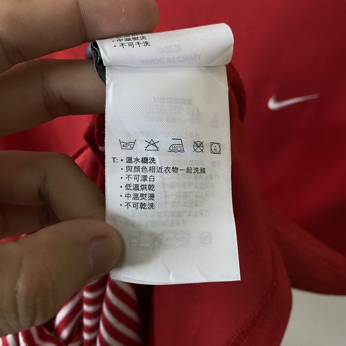 Nike Vintage Y2K Nike Small Swoosh Reversible T Shirt Size US M / EU 48-50 / 2 - 9 Thumbnail