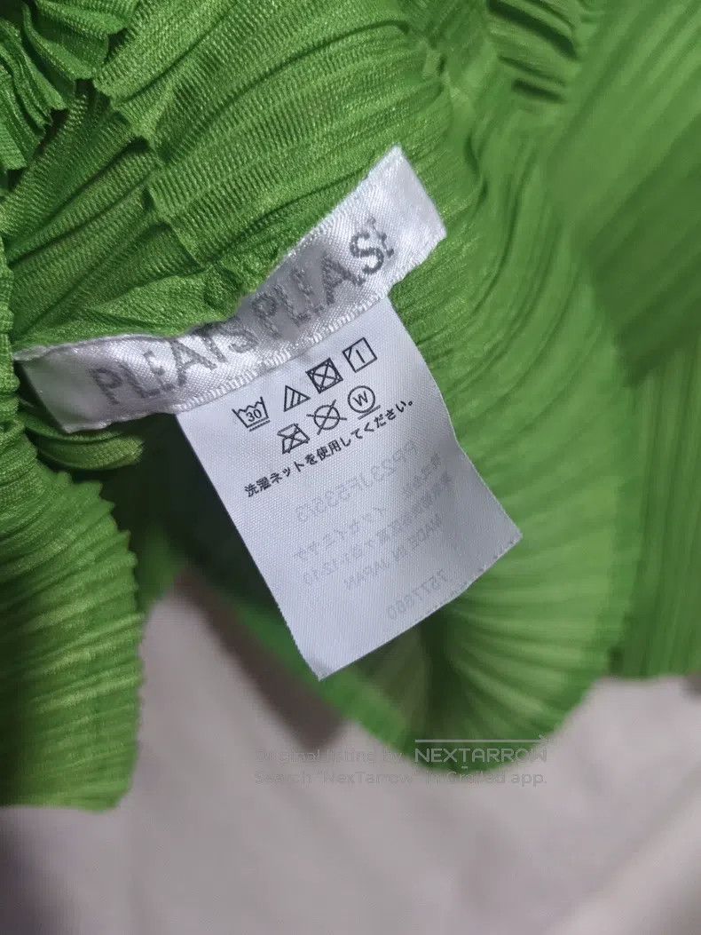 Issey Miyake Issey Miyake Green Pleated Top Size L / US 10 / IT 46 - 2 Thumbnail