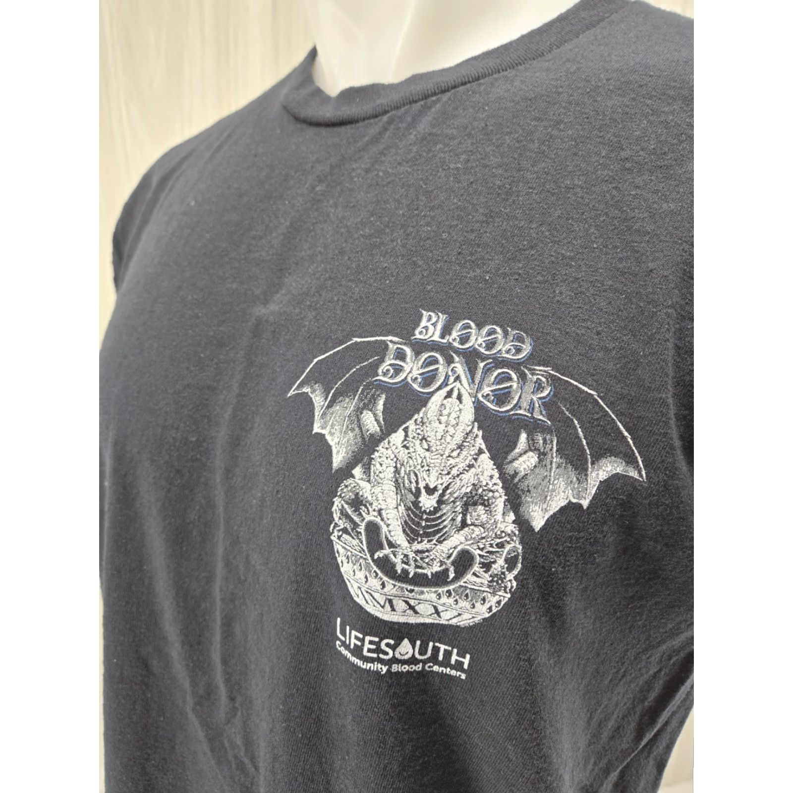 Gildan DRAGON CON BLOOD DONOR ATLANTA 2022 T-SHIRT ADULT LARGE T-Shirt Black Cotton Gildan Men Short Sleeve Crew Neck Regular Vintage: No Event Theme 90s? Size US L / EU 52-54 / 3 - 6 Thumbnail