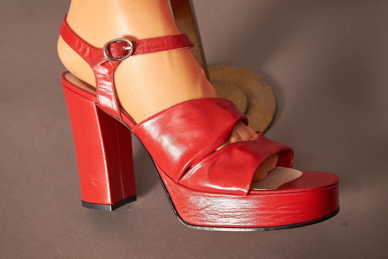 Vintage 1970s Ulitima Lip Stick Red Platform Heels Size US 8 / IT 38 - 7 Thumbnail