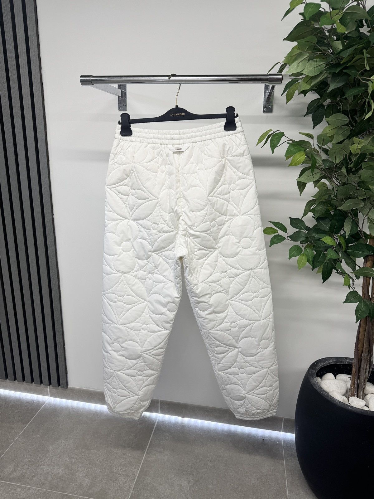 Louis Vuitton Louis Vuitton 1A9FS8 LVSE Sporty Trousers In White RRP £1350 Size US 32 / EU 48 - 2 Thumbnail