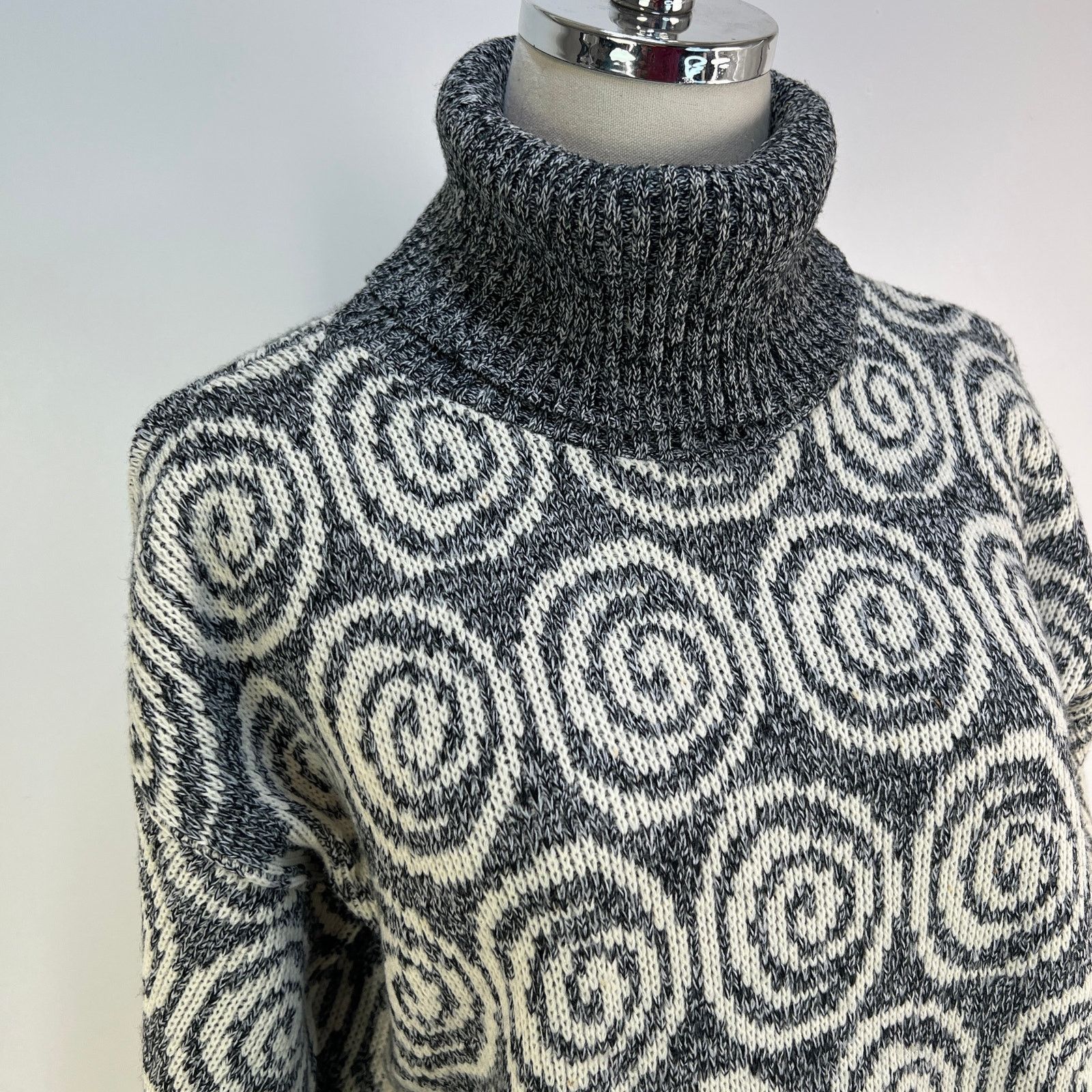 Vintage Spiral Acrylic Knit Turtleneck Sweater Pullover Gray Jumper Size L / US 10 / IT 46 - 2 Thumbnail