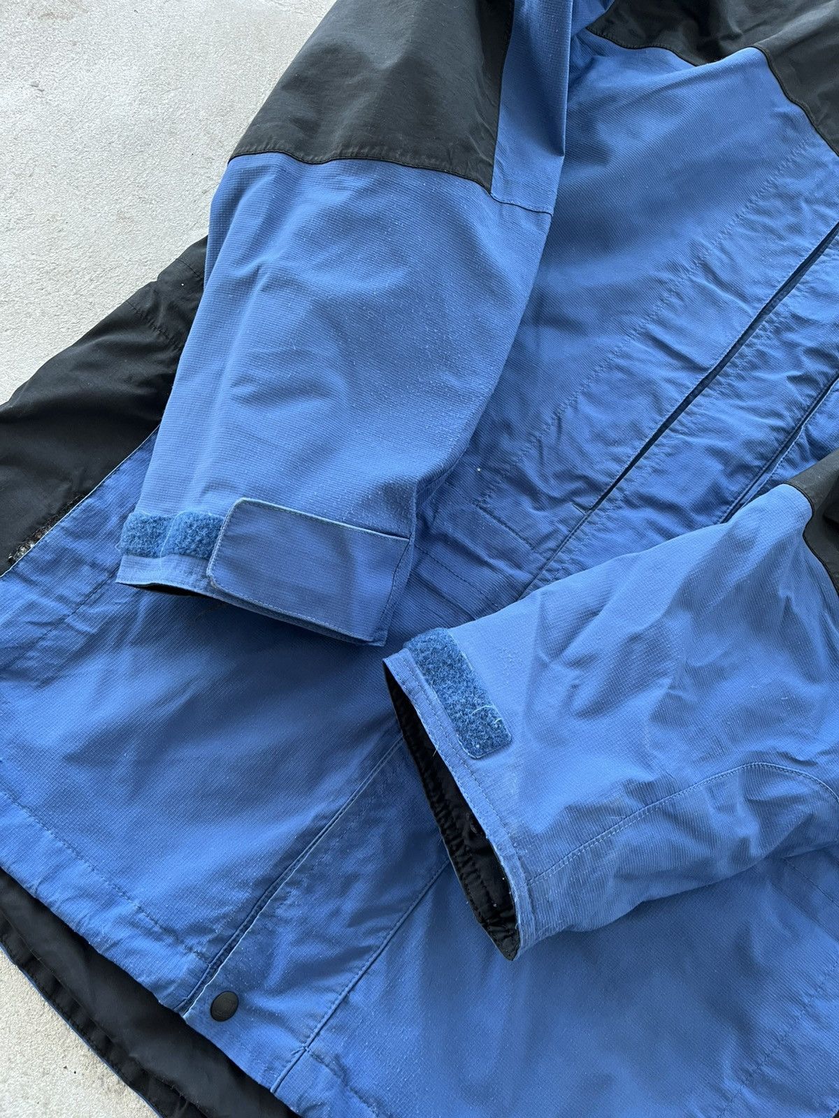 Berghaus Vintage Berghaus GoreTex Navy Black Windbreaker Jacket Y2K Size US L / EU 52-54 / 3 - 12 Thumbnail
