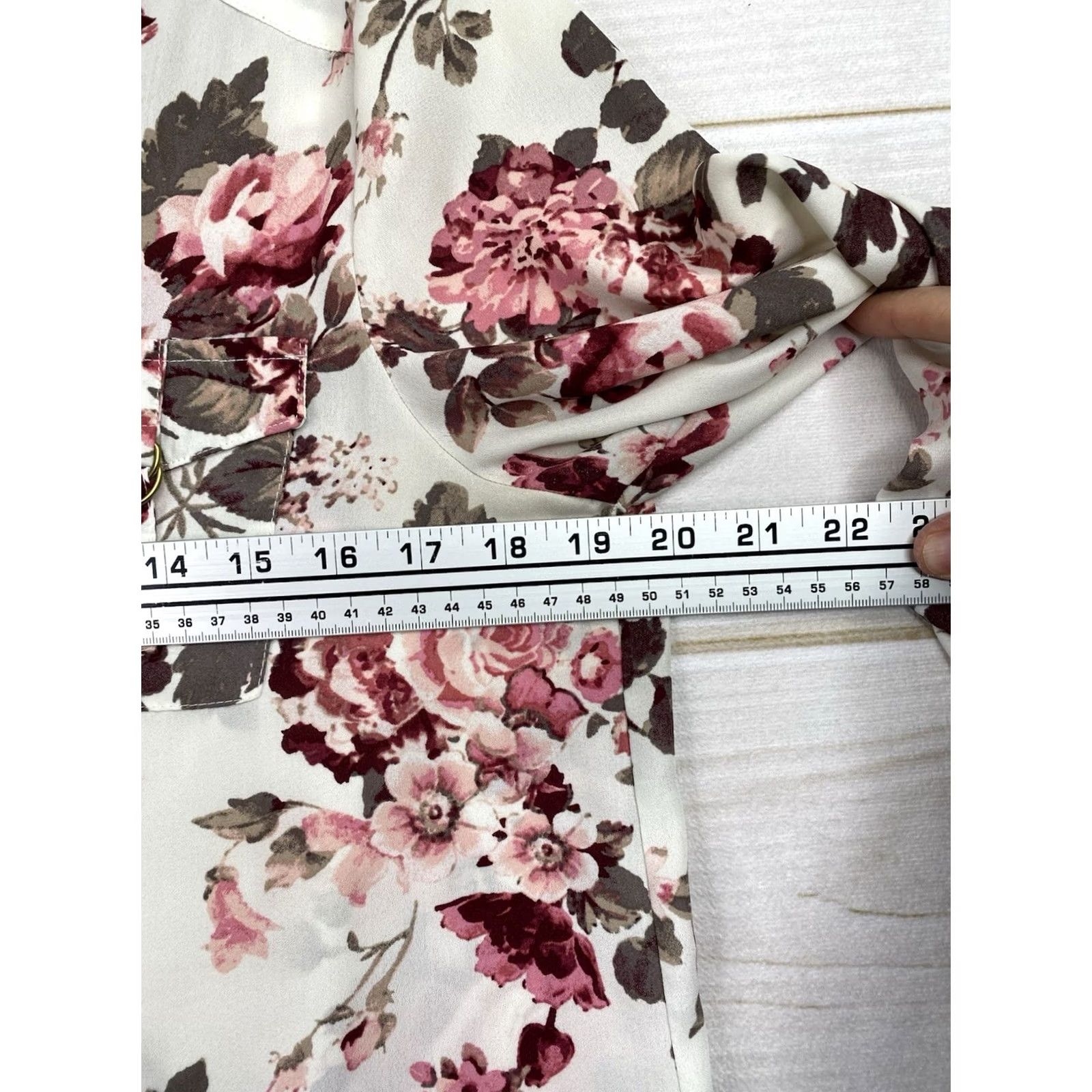 Vintage Rue21 Blouse M White Floral Bohemian Roll Tab Button Up V-Neck Pocket Womens Size M / US 6-8 / IT 42-44 - 3 Thumbnail