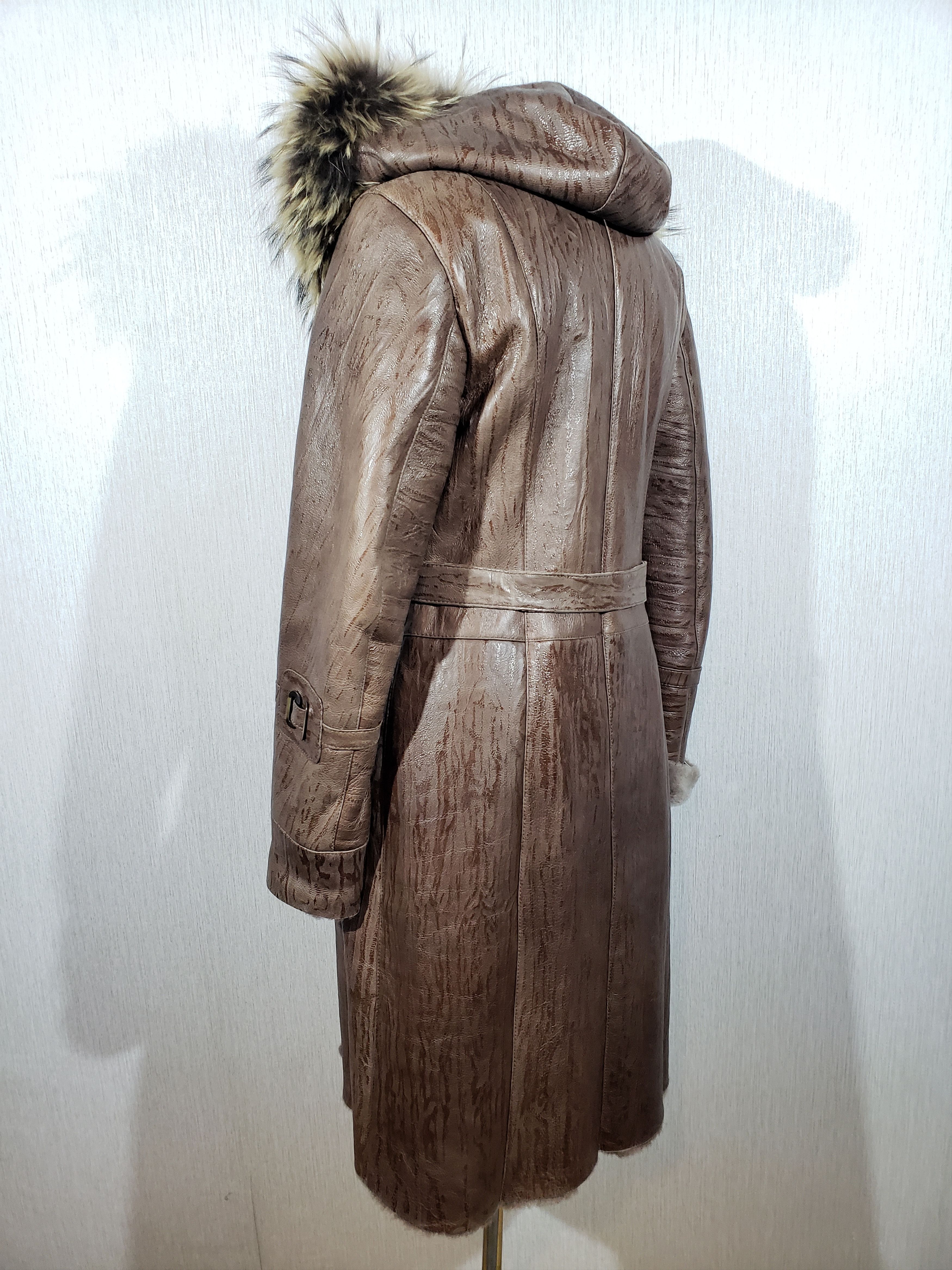 Other Stylish brown sheepskin coat with a warm hood. Size M / US 6-8 / IT 42-44 - 6 Thumbnail