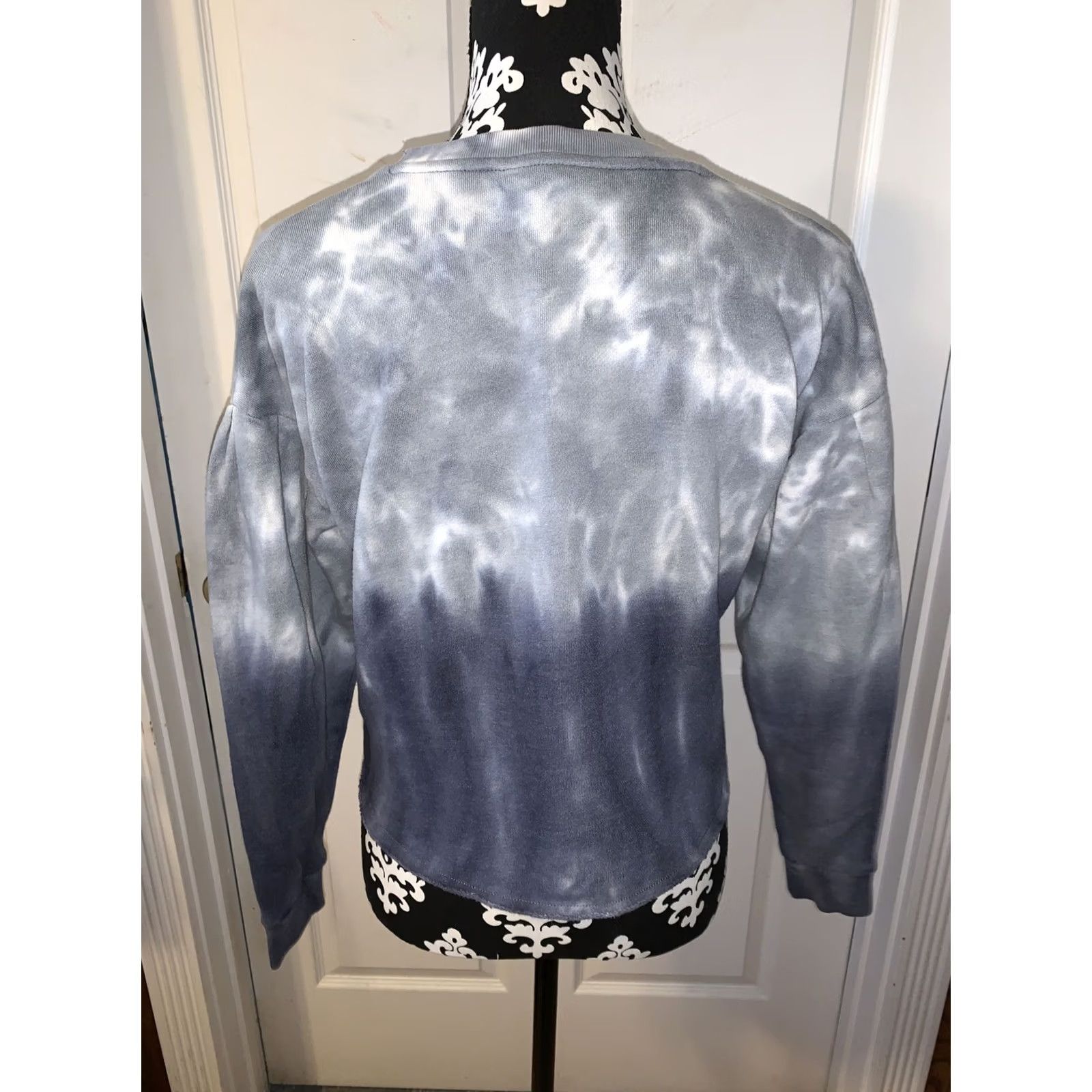 American Eagle Outfitters VINTAGE American Eagle Outfitters Teens XS Tye Dyed Ombre Sweater Top Long Sleeve Crew Neck Blue Pullover Womens Girls Mens Size XS / US 0-2 / IT 36-38 - 4 Thumbnail