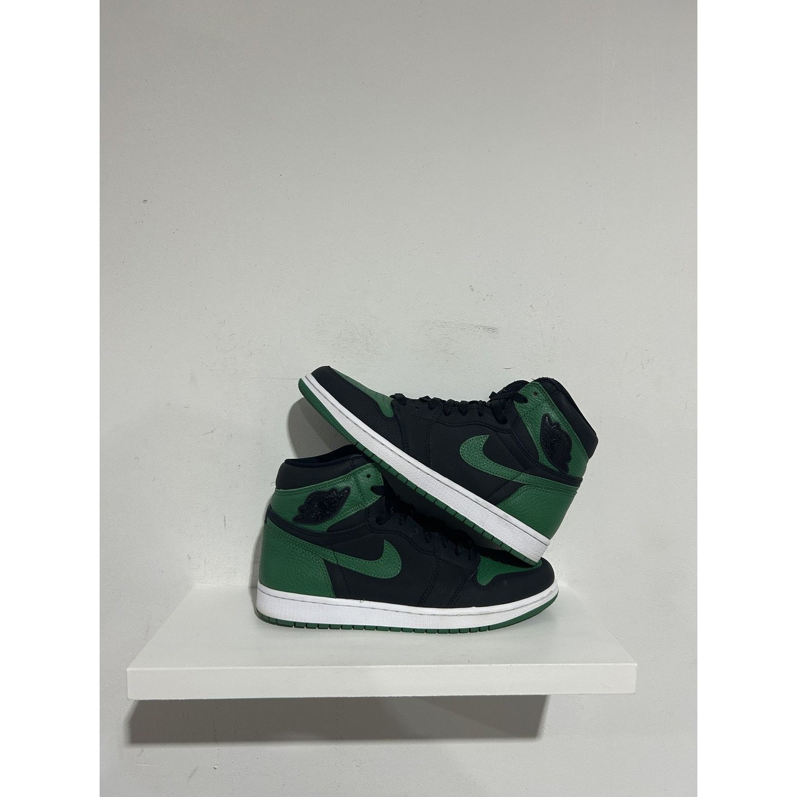 Jordan Brand Jordan 1 Pine Green Size 9.5 Preowned Size US 9.5 / EU 42-43 - 1 Thumbnail