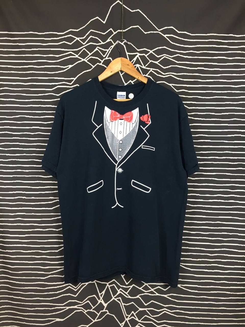 Gildan × Vintage Black Tuxedo Red Bow Tie & Red Rose Funny Party Tee Size US L / EU 52-54 / 3 - 1 Thumbnail