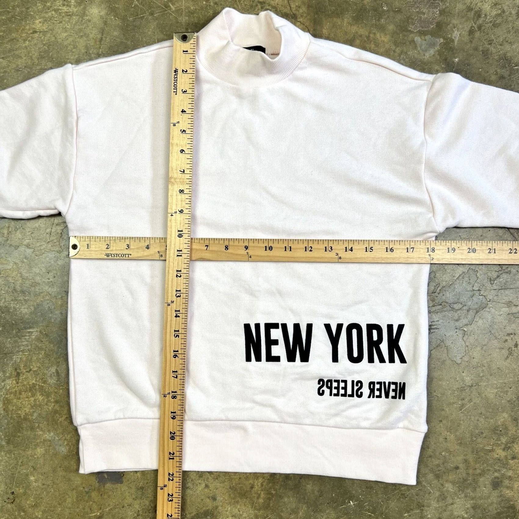 Forever 21 FOREVER 21 Pullover Mockneck Sweatshirt Small New York Never Sleeps Graphic Shirt Women Pink - 2020s N/A Size S / US 4 / IT 40 - 6 Thumbnail