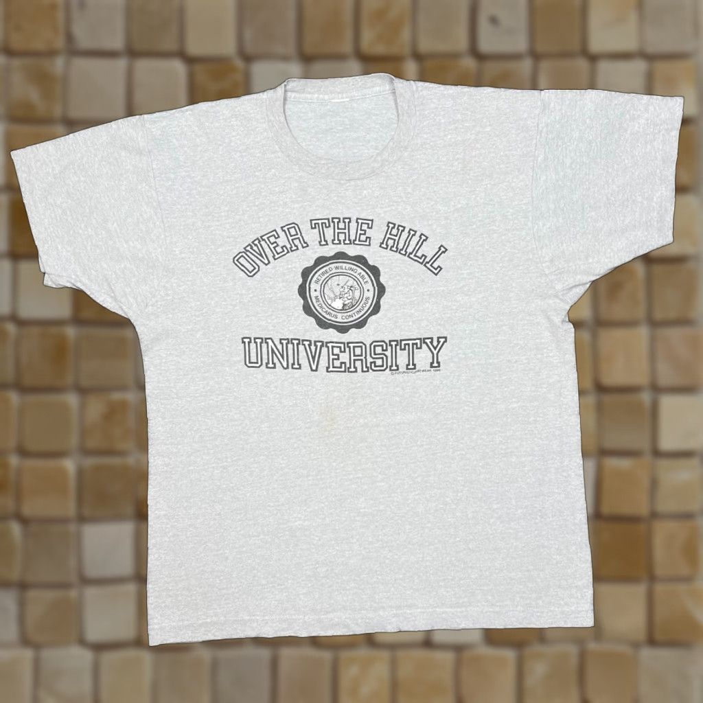 Vintage VINTAGE OVER THE HILL UNIVERSITY 1986 Novelty Graphic Single Stitch T-Shirt M/L Grey Mens Size L Size US L / EU 52-54 / 3 - 1 Thumbnail