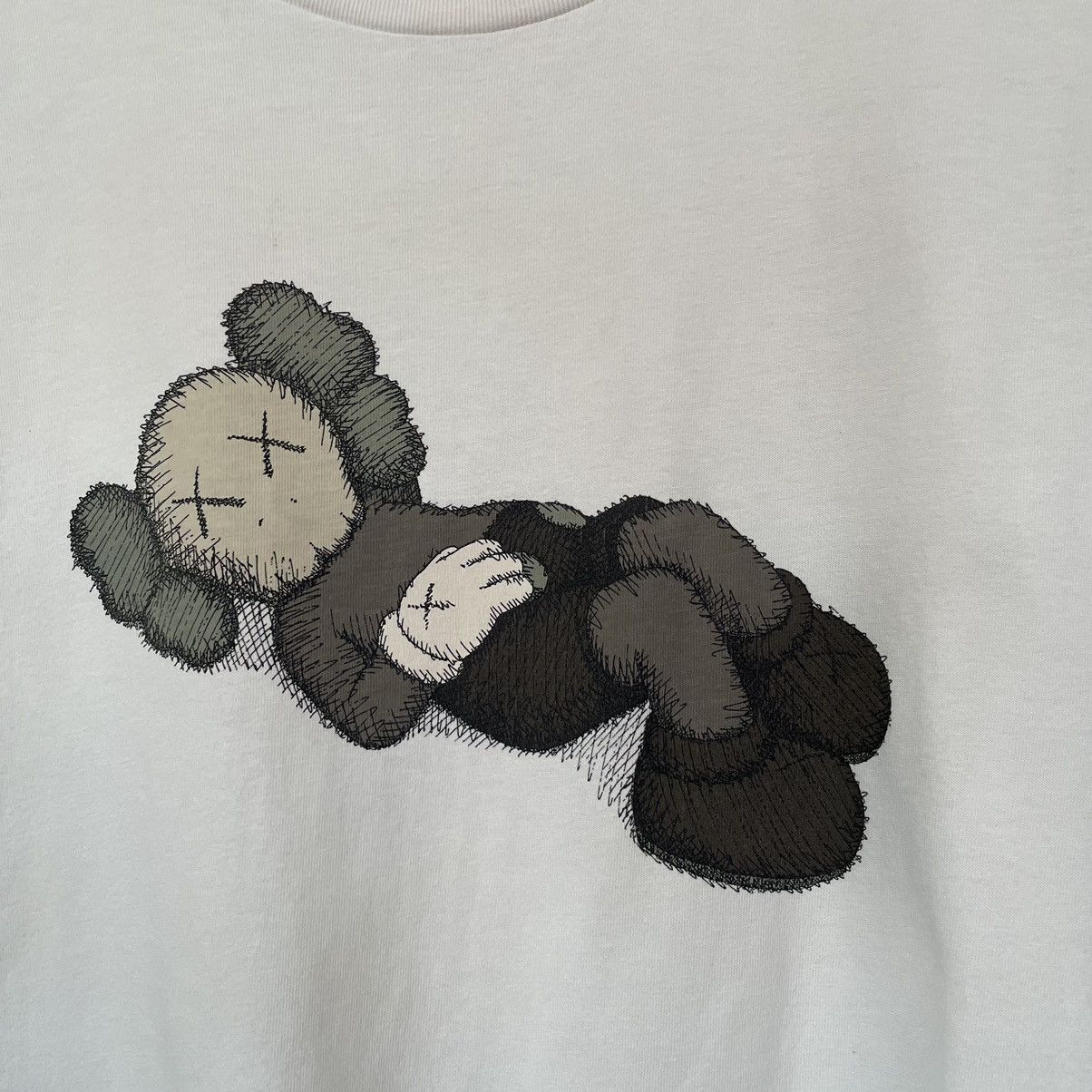 Japanese Brand × Kaws Kaws Tokyo First For Uniqlo Japan Edition T Shirt Size US M / EU 48-50 / 2 - 2 Thumbnail