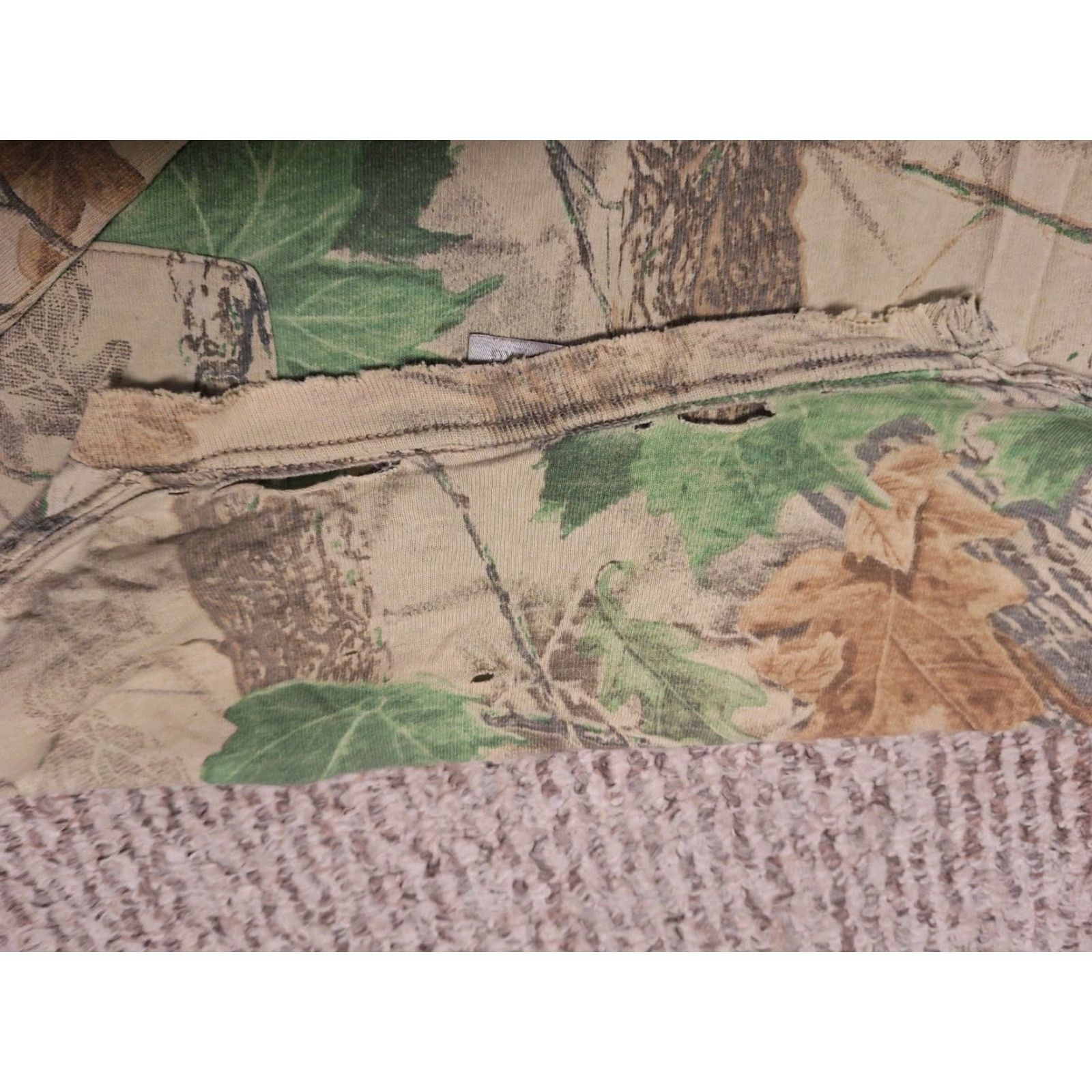 Jerzees VINTAGE Jerzees Realtree Camouflage Distressed Pocket Hunting Shirt 2XL Grunge Men Long Sleeve T-Shirt Green 90s Outdoor Pockets Mens Size US XXL / EU 58 / 5 - 7 Thumbnail