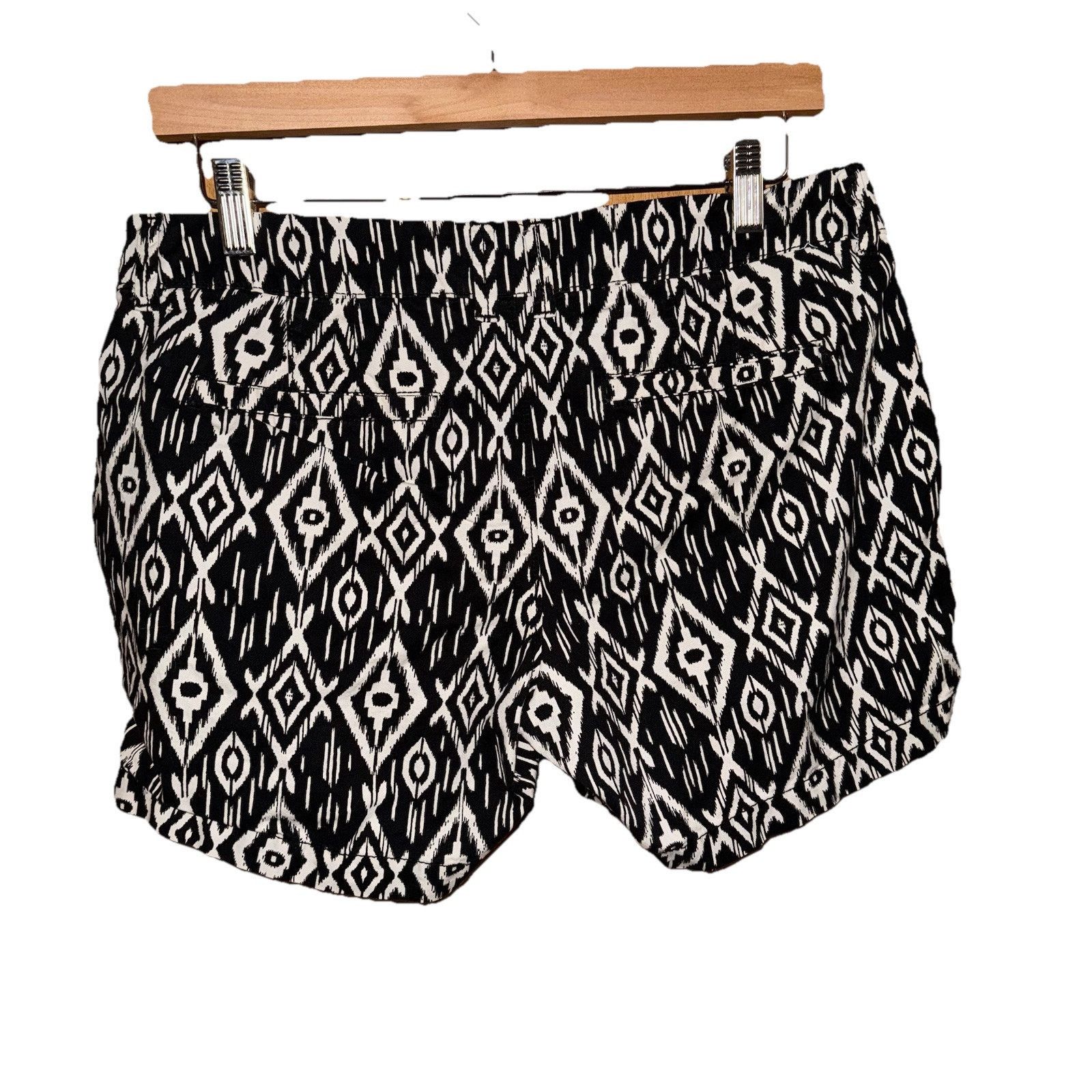 Old Navy Old Navy Black & White Geometric Print Shorts Size 6 Size 28" / US 6 / IT 42 - 2 Thumbnail
