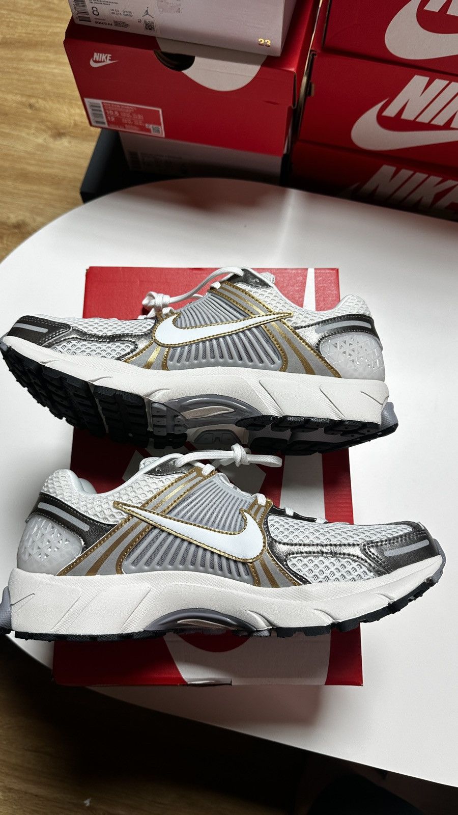Nike NEW Vomero 5 Metallic Pewter Gold SZ 11 US Men/ 12.5 US Wmn Size US 11 / EU 44 - 4 Thumbnail