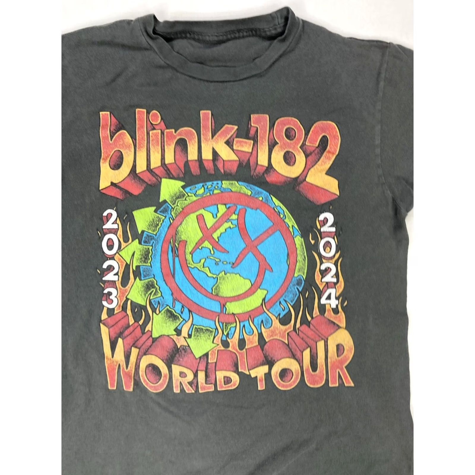 Tultex Blink 182 World Tour Graphic T-shirt Women Small Black Short Sleeve Music Shirt Size S / US 4 / IT 40 - 2 Thumbnail